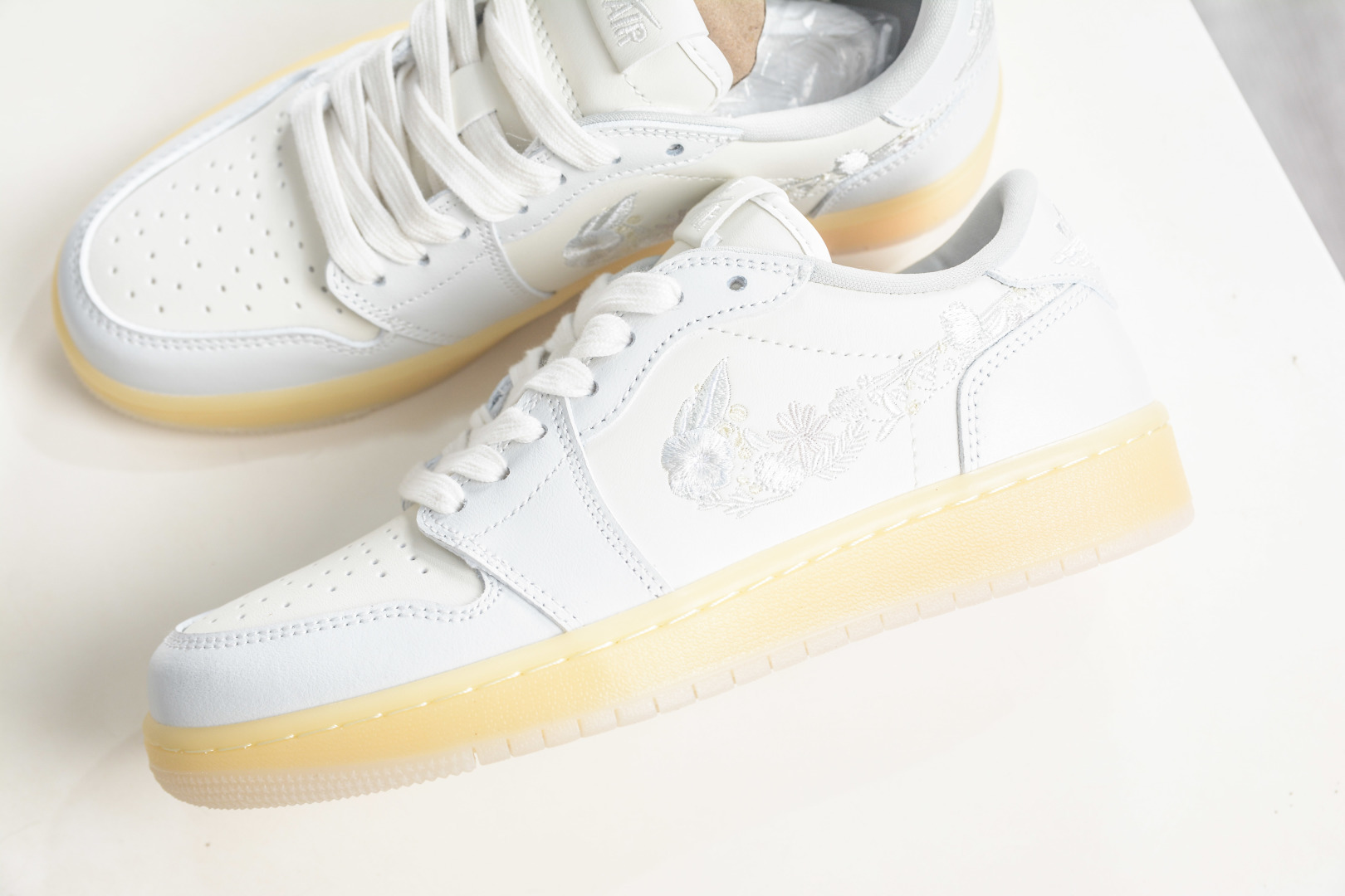 Air Jordan 1 Low ”Floral Swoosh” AJ1 乔1花朵刺绣 AJ1 低帮休闲板鞋 IF4391-100