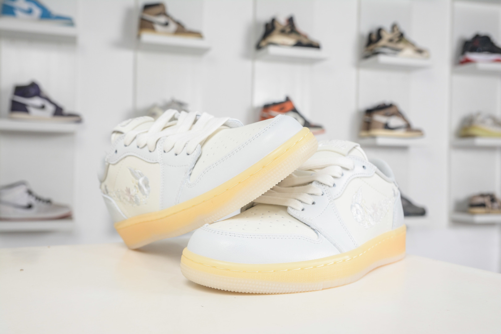 Air Jordan 1 Low ”Floral Swoosh” AJ1 乔1花朵刺绣 AJ1 低帮休闲板鞋 IF4391-100