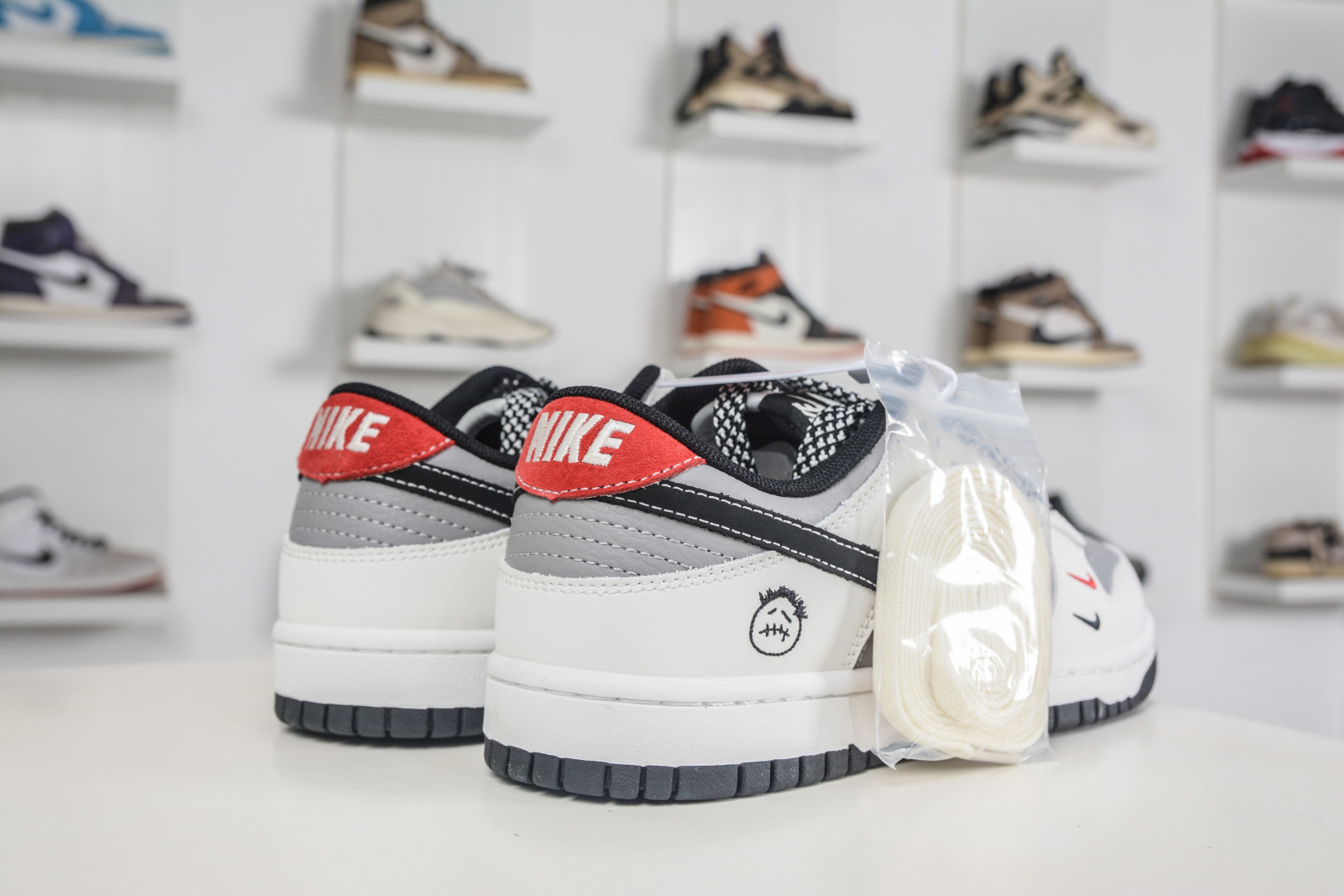 Nike SB DUNK Low 鬼脸涂鸦 白灰黑 XD6188-133-Top High Quatity Cheap Sneakers Fashion Clothing Clothes Bags handbags Shoes of all Brand wholesale With The best Quality And Beautiful Price from China Factory Chinese suppliers wholesaler seller Nike SB DUNK Low 鬼脸涂鸦 白灰黑 XD6188-133
