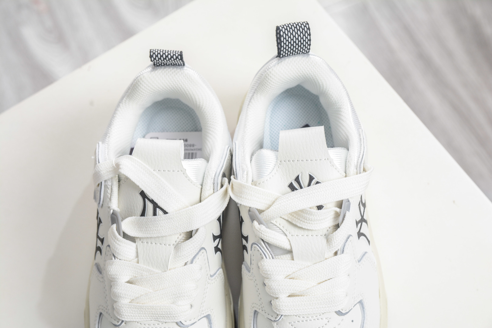 180 MLB Chunky Liner Mid Denim Monogram 学长鞋系列低帮老爹风轻量增高厚底百搭休闲运动慢跑鞋 3ASXM096N-50IVS-Chinese UA Cheap High Quatity Brand Clothes Bags handbags Sneakers wholesale wholesaler seller from China Factory suppliers Fashion Clothing Shoes best Quality Beautiful Price 180 MLB Chunky Liner Mid Denim Monogram 学长鞋系列低帮老爹风轻量增高厚底百搭休闲运动慢跑鞋 3ASXM096N-50IVS