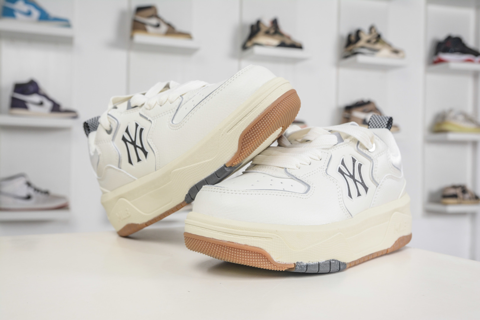 180 MLB Chunky Liner Mid Denim Monogram 学长鞋系列低帮老爹风轻量增高厚底百搭休闲运动慢跑鞋 3ASXM096N-50IVS-Chinese UA Cheap High Quatity Brand Clothes Bags handbags Sneakers wholesale wholesaler seller from China Factory suppliers Fashion Clothing Shoes best Quality Beautiful Price 180 MLB Chunky Liner Mid Denim Monogram 学长鞋系列低帮老爹风轻量增高厚底百搭休闲运动慢跑鞋 3ASXM096N-50IVS