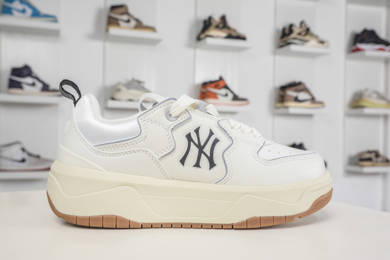 180 MLB Chunky Liner Mid Denim Monogram 学长鞋系列低帮老爹风轻量增高厚底百搭休闲运动慢跑鞋 3ASXM096N-50IVS-Chinese UA Cheap High Quatity Brand Clothes Bags handbags Sneakers wholesale wholesaler seller from China Factory suppliers Fashion Clothing Shoes best Quality Beautiful Price 180 MLB Chunky Liner Mid Denim Monogram 学长鞋系列低帮老爹风轻量增高厚底百搭休闲运动慢跑鞋 3ASXM096N-50IVS