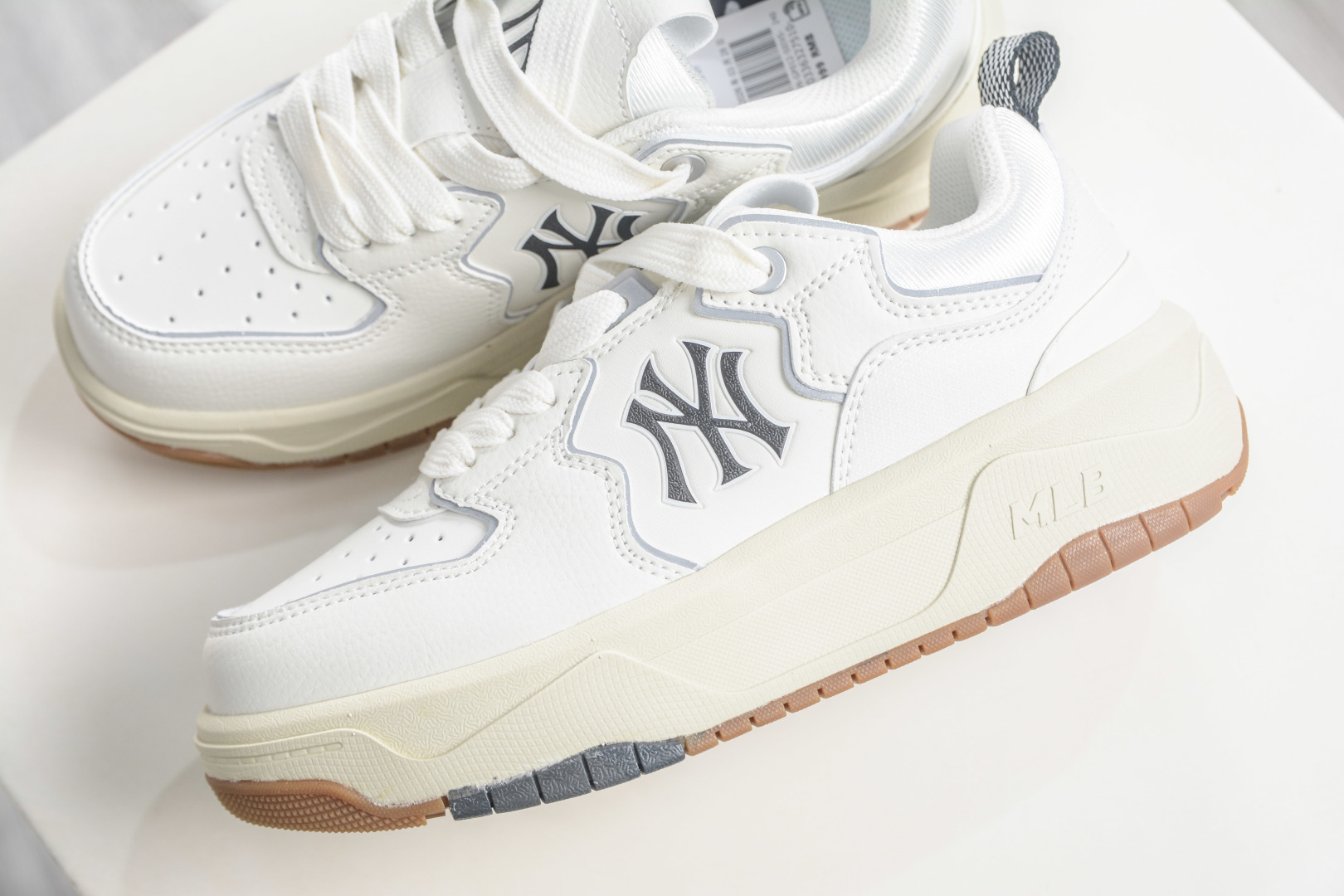 180 MLB Chunky Liner Mid Denim Monogram 学长鞋系列低帮老爹风轻量增高厚底百搭休闲运动慢跑鞋 3ASXM096N-50IVS-Chinese UA Cheap High Quatity Brand Clothes Bags handbags Sneakers wholesale wholesaler seller from China Factory suppliers Fashion Clothing Shoes best Quality Beautiful Price 180 MLB Chunky Liner Mid Denim Monogram 学长鞋系列低帮老爹风轻量增高厚底百搭休闲运动慢跑鞋 3ASXM096N-50IVS