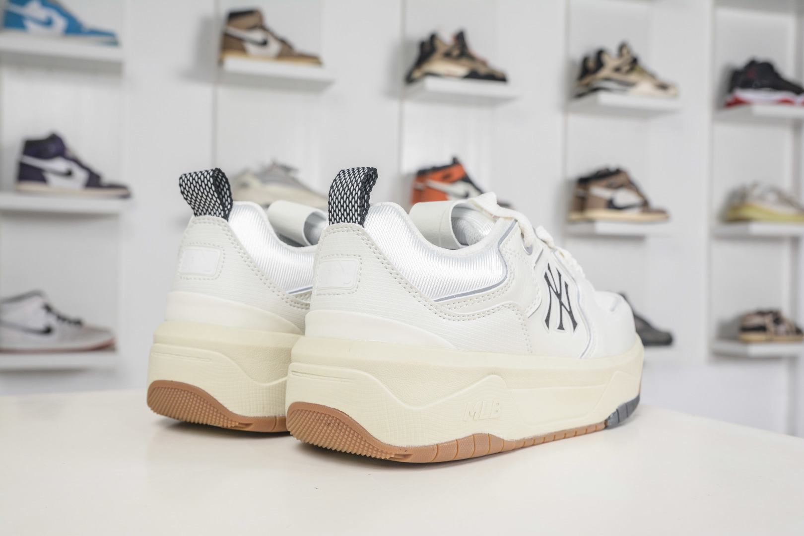 180 MLB Chunky Liner Mid Denim Monogram 学长鞋系列低帮老爹风轻量增高厚底百搭休闲运动慢跑鞋 3ASXM096N-50IVS-Chinese UA Cheap High Quatity Brand Clothes Bags handbags Sneakers wholesale wholesaler seller from China Factory suppliers Fashion Clothing Shoes best Quality Beautiful Price 180 MLB Chunky Liner Mid Denim Monogram 学长鞋系列低帮老爹风轻量增高厚底百搭休闲运动慢跑鞋 3ASXM096N-50IVS