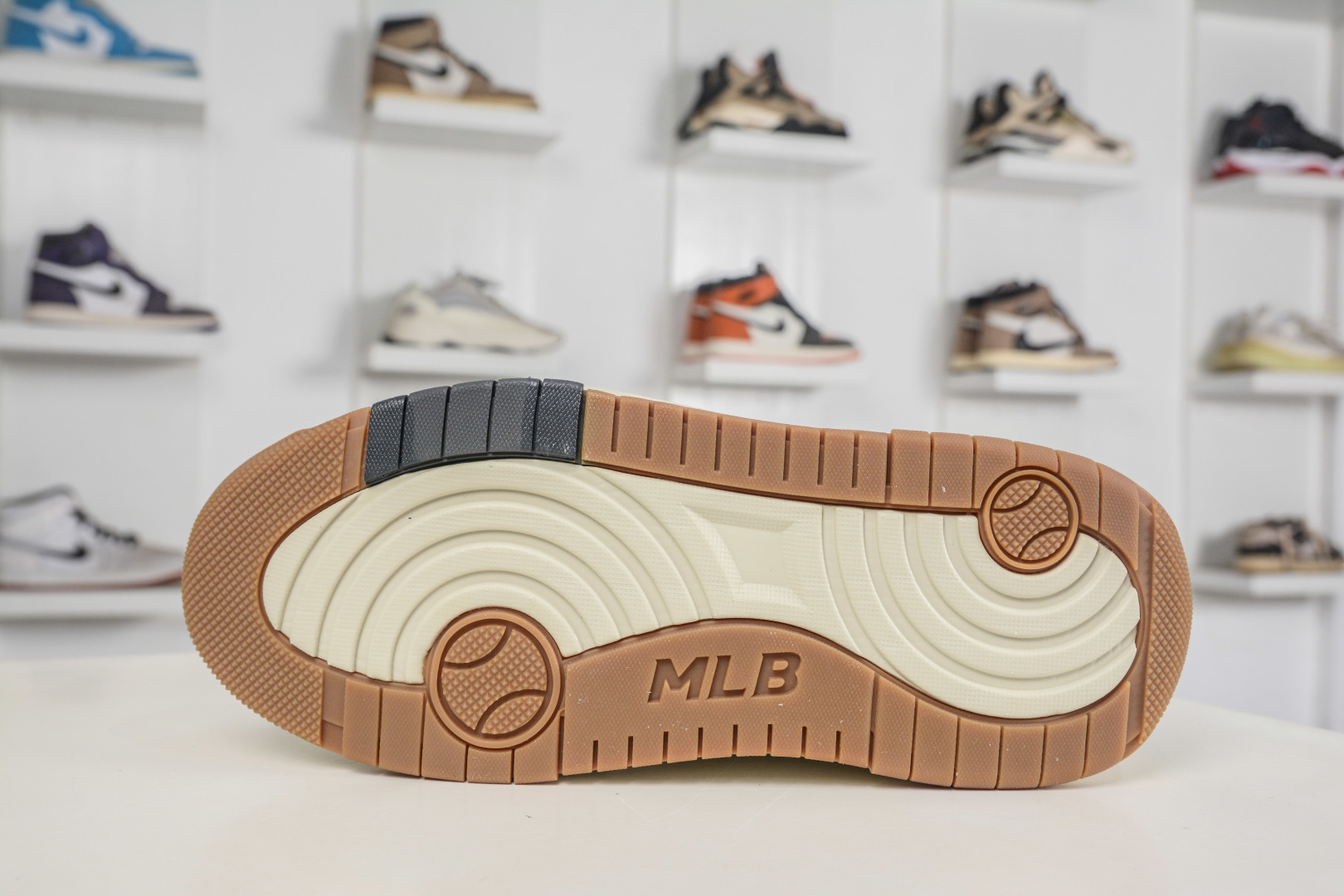 180 MLB Chunky Liner Mid Denim Monogram 学长鞋系列低帮老爹风轻量增高厚底百搭休闲运动慢跑鞋 3ASXM096N-50IVS-Chinese UA Cheap High Quatity Brand Clothes Bags handbags Sneakers wholesale wholesaler seller from China Factory suppliers Fashion Clothing Shoes best Quality Beautiful Price 180 MLB Chunky Liner Mid Denim Monogram 学长鞋系列低帮老爹风轻量增高厚底百搭休闲运动慢跑鞋 3ASXM096N-50IVS