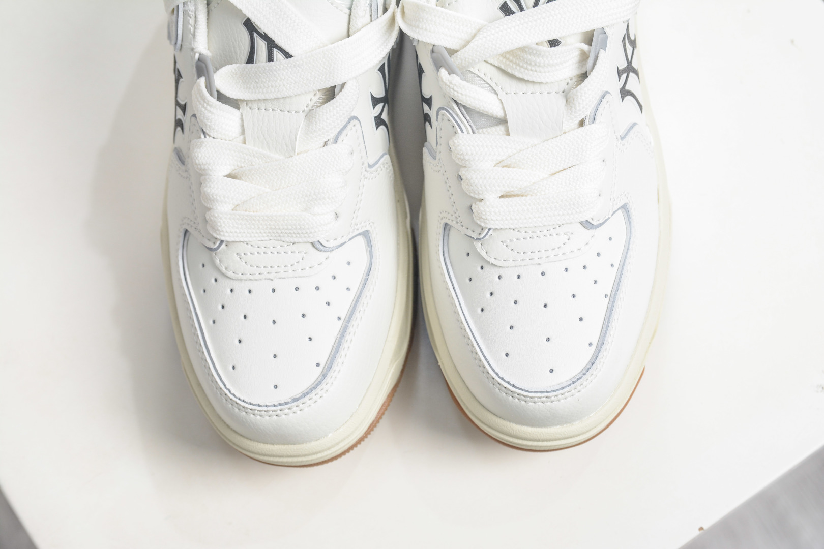 180 MLB Chunky Liner Mid Denim Monogram 学长鞋系列低帮老爹风轻量增高厚底百搭休闲运动慢跑鞋 3ASXM096N-50IVS-Chinese UA Cheap High Quatity Brand Clothes Bags handbags Sneakers wholesale wholesaler seller from China Factory suppliers Fashion Clothing Shoes best Quality Beautiful Price 180 MLB Chunky Liner Mid Denim Monogram 学长鞋系列低帮老爹风轻量增高厚底百搭休闲运动慢跑鞋 3ASXM096N-50IVS