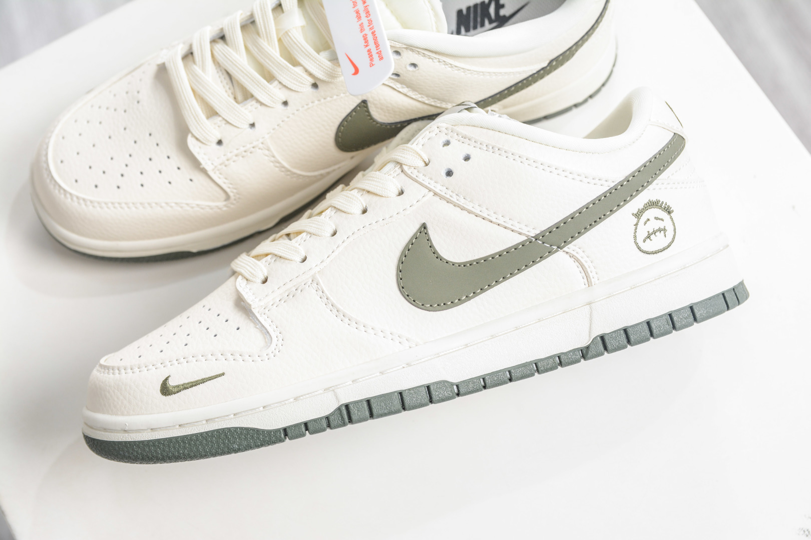 270 Nike SB DUNK Low 鬼脸涂鸦 米白军绿 TX1688-024