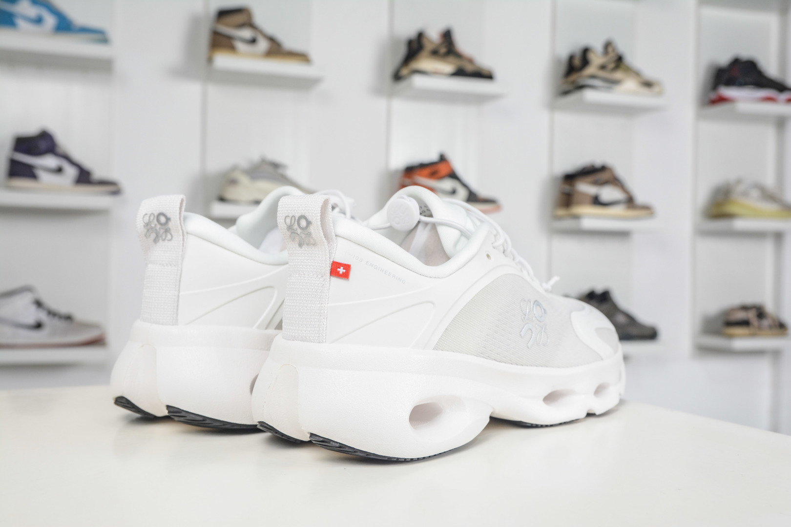 180 T版 LOEWE罗意威 x ON昂跑 联名款 Cloudsolo 系列低帮轻量舒适多功能休闲运动鞋 3MF3066-Chinese UA Cheap High Quatity Brand Clothes Bags handbags Sneakers wholesale wholesaler seller from China Factory suppliers Fashion Clothing Shoes best Quality Beautiful Price 180 T版 LOEWE罗意威 x ON昂跑 联名款 Cloudsolo 系列低帮轻量舒适多功能休闲运动鞋 3MF3066