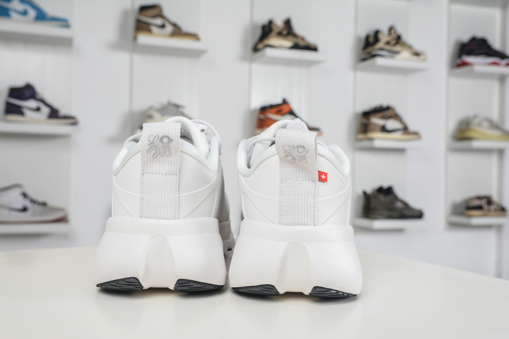 180 T版 LOEWE罗意威 x ON昂跑 联名款 Cloudsolo 系列低帮轻量舒适多功能休闲运动鞋 3MF3066-Chinese UA Cheap High Quatity Brand Clothes Bags handbags Sneakers wholesale wholesaler seller from China Factory suppliers Fashion Clothing Shoes best Quality Beautiful Price 180 T版 LOEWE罗意威 x ON昂跑 联名款 Cloudsolo 系列低帮轻量舒适多功能休闲运动鞋 3MF3066