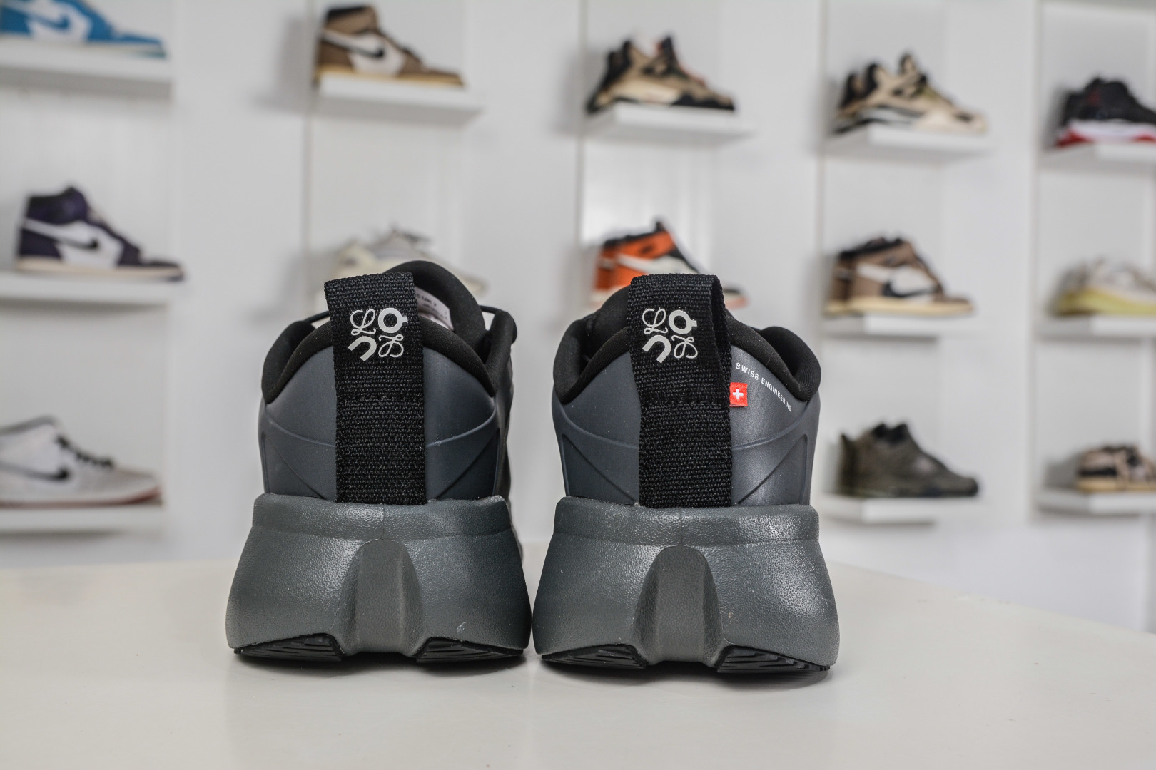 180 T版 LOEWE罗意威 x ON昂跑 联名款 Cloudsolo 系列低帮轻量舒适多功能休闲运动鞋 M929282X38-Chinese UA Cheap High Quatity Brand Clothes Bags handbags Sneakers wholesale wholesaler seller from China Factory suppliers Fashion Clothing Shoes best Quality Beautiful Price 180 T版 LOEWE罗意威 x ON昂跑 联名款 Cloudsolo 系列低帮轻量舒适多功能休闲运动鞋 M929282X38