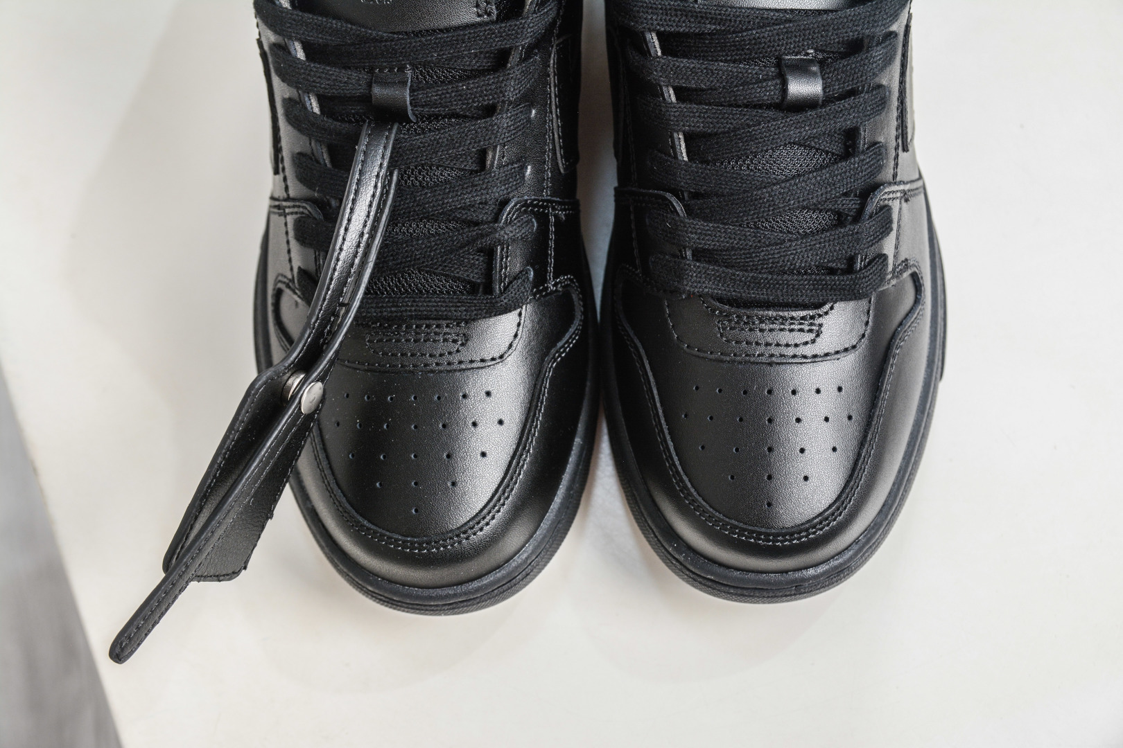 240 X版 Off-White Out of Office 低帮时尚板鞋 全黑