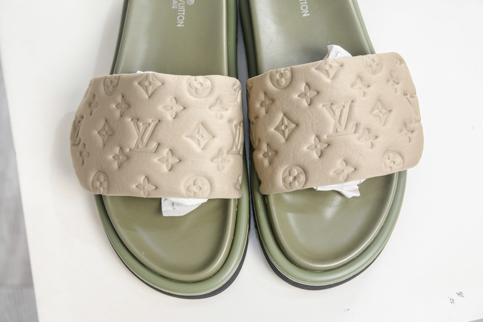 LOUIS VUITTON |路易威登2025ss最新春夏款拖鞋 村上隆/Takashi Murakami x lv Pool Pillow Comfort 皮革 圆头套脚一字拖-Top High Quatity Cheap Sneakers Fashion Clothing Clothes Bags handbags Shoes of all Brand wholesale With The best Quality And Beautiful Price from China Factory Chinese suppliers wholesaler seller LOUIS VUITTON |路易威登2025ss最新春夏款拖鞋 村上隆/Takashi Murakami x lv Pool Pillow Comfort 皮革 圆头套脚一字拖