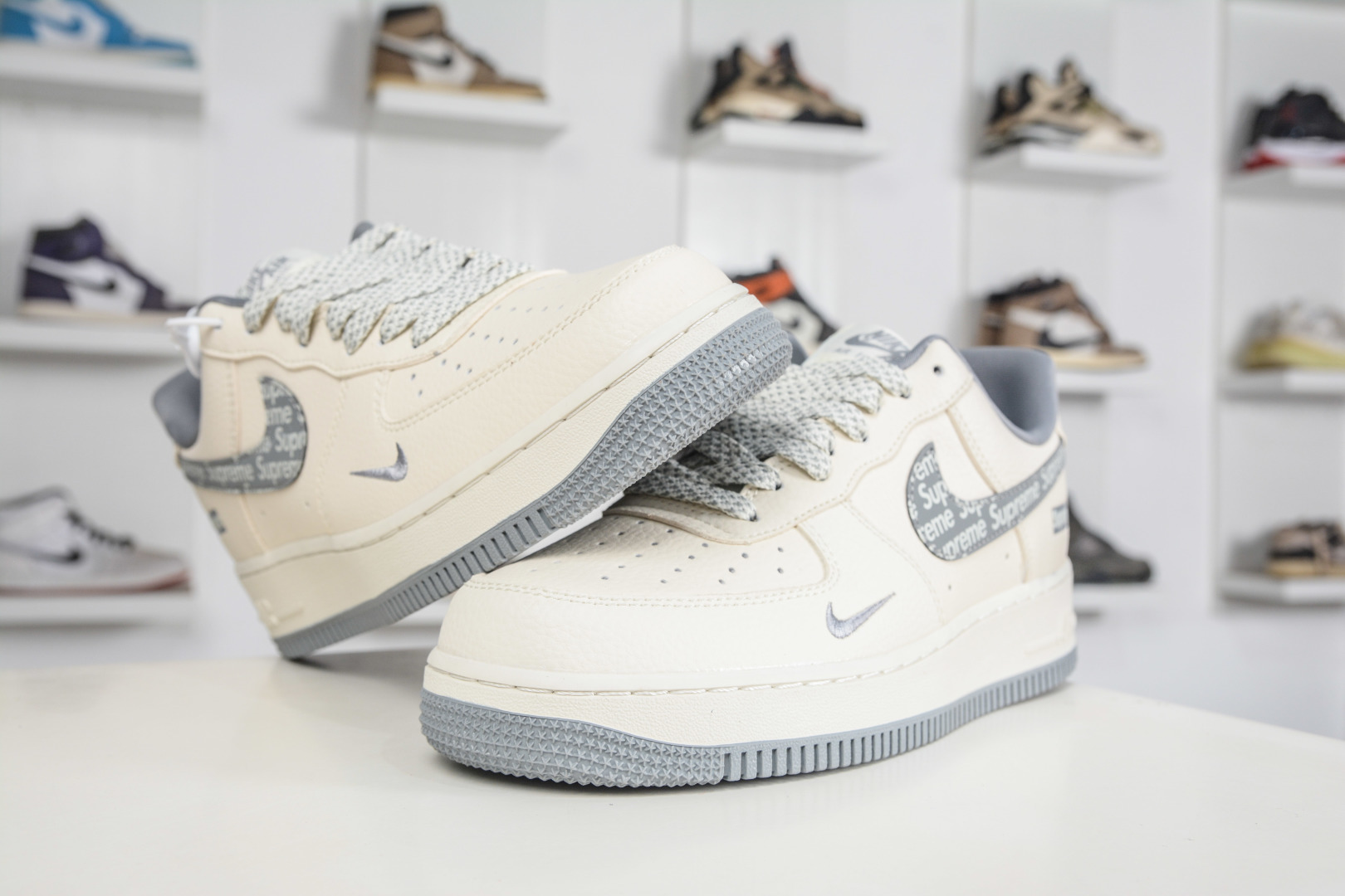 Nike Air Force 1 Low 07 x Supreme SUP联名-白灰 LD1999-027-Top High Quatity Cheap Sneakers Fashion Clothing Clothes Bags handbags Shoes of all Brand wholesale With The best Quality And Beautiful Price from China Factory Chinese suppliers wholesaler seller Nike Air Force 1 Low 07 x Supreme SUP联名-白灰 LD1999-027