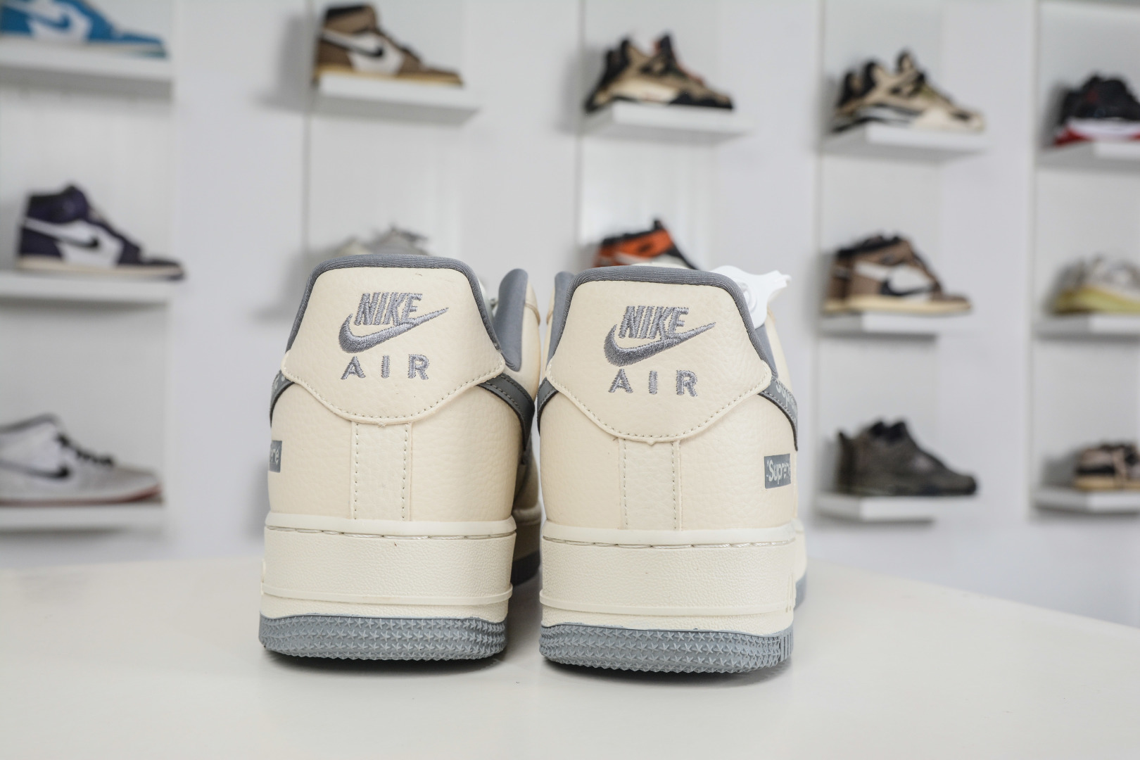 Nike Air Force 1 Low 07 x Supreme SUP联名-白灰 LD1999-027-Top High Quatity Cheap Sneakers Fashion Clothing Clothes Bags handbags Shoes of all Brand wholesale With The best Quality And Beautiful Price from China Factory Chinese suppliers wholesaler seller Nike Air Force 1 Low 07 x Supreme SUP联名-白灰 LD1999-027