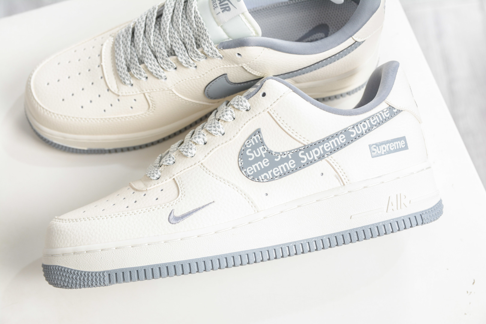 Nike Air Force 1 Low 07 x Supreme SUP联名-白灰 LD1999-027-Top High Quatity Cheap Sneakers Fashion Clothing Clothes Bags handbags Shoes of all Brand wholesale With The best Quality And Beautiful Price from China Factory Chinese suppliers wholesaler seller Nike Air Force 1 Low 07 x Supreme SUP联名-白灰 LD1999-027