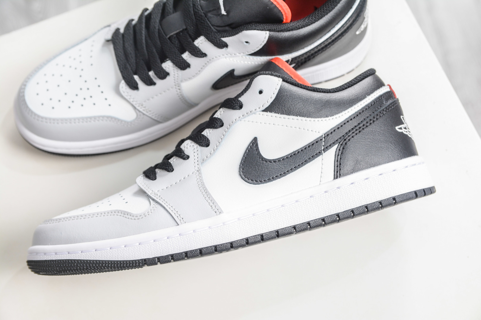 DTAir Jordan AJ1 Low 低帮 白灰黑 553558-045-Top High Quatity Cheap Sneakers Fashion Clothing Clothes Bags handbags Shoes of all Brand wholesale With The best Quality And Beautiful Price from China Factory Chinese suppliers wholesaler seller DTAir Jordan AJ1 Low 低帮 白灰黑 553558-045
