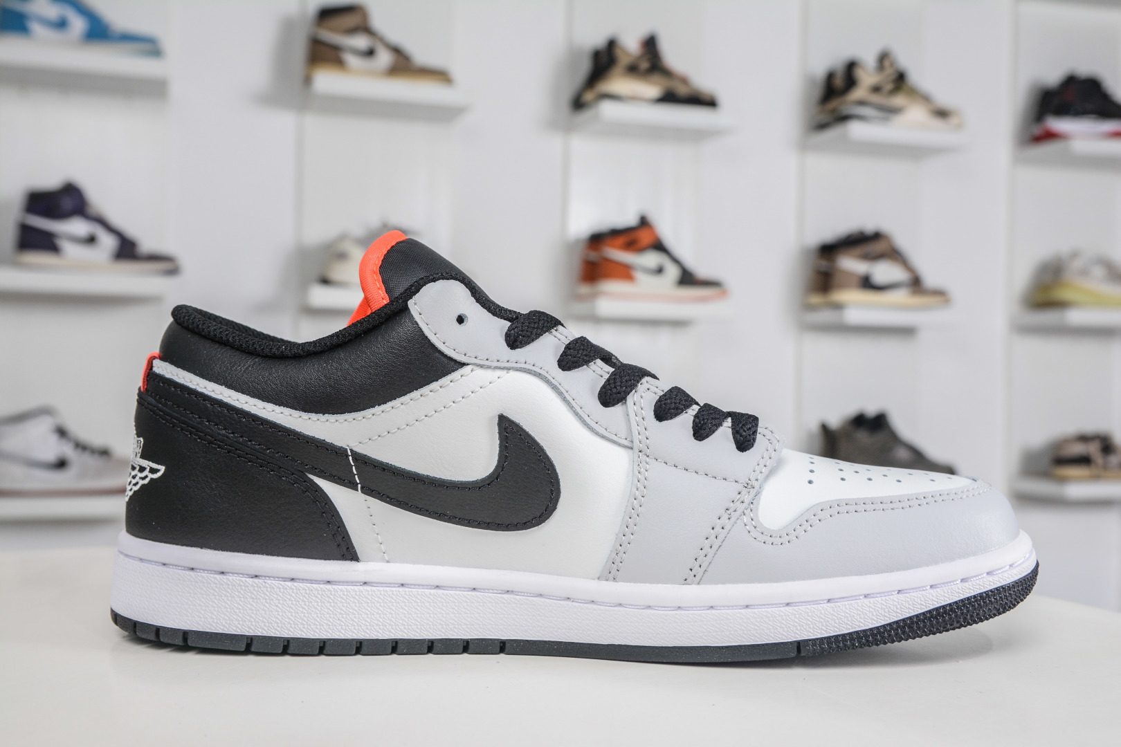 DTAir Jordan AJ1 Low 低帮 白灰黑 553558-045-Top High Quatity Cheap Sneakers Fashion Clothing Clothes Bags handbags Shoes of all Brand wholesale With The best Quality And Beautiful Price from China Factory Chinese suppliers wholesaler seller DTAir Jordan AJ1 Low 低帮 白灰黑 553558-045