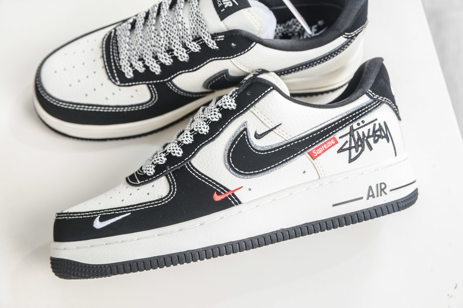 Stussy x Supreme x NIke Air Force 1 斯图西SUP联名-黑白 SS1979-025-Top High Quatity Cheap Sneakers Fashion Clothing Clothes Bags handbags Shoes of all Brand wholesale With The best Quality And Beautiful Price from China Factory Chinese suppliers wholesaler seller Stussy x Supreme x NIke Air Force 1 斯图西SUP联名-黑白 SS1979-025