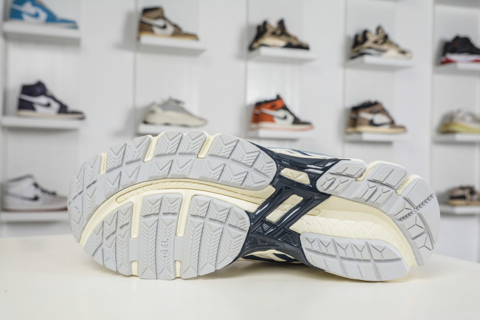 Asics Gel-Kayano 20 亚瑟士 舒适百搭耐磨支撑透气 低帮跑步鞋 1203A388-104-Top High Quatity Cheap Sneakers Fashion Clothing Clothes Bags handbags Shoes of all Brand wholesale With The best Quality And Beautiful Price from China Factory Chinese suppliers wholesaler seller Asics Gel-Kayano 20 亚瑟士 舒适百搭耐磨支撑透气 低帮跑步鞋 1203A388-104