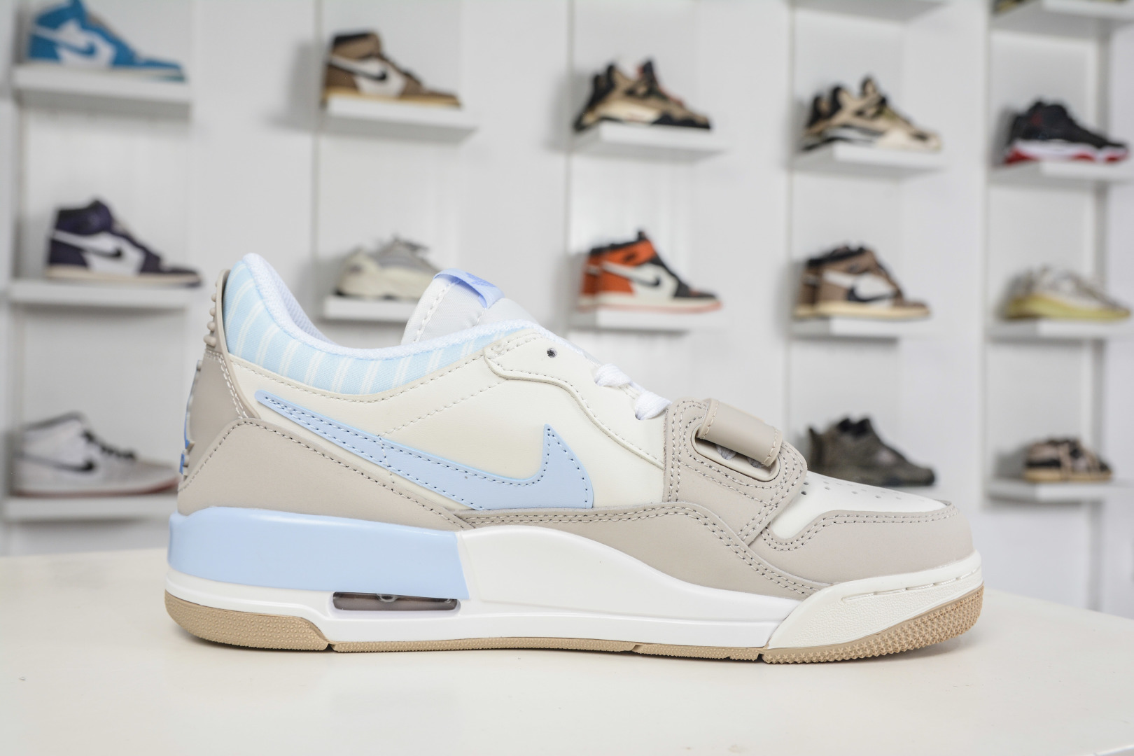 Nike Air Jordan Legacy 312 全新配色 白蓝 IR7563-141-Top High Quatity Cheap Sneakers Fashion Clothing Clothes Bags handbags Shoes of all Brand wholesale With The best Quality And Beautiful Price from China Factory Chinese suppliers wholesaler seller Nike Air Jordan Legacy 312 全新配色 白蓝 IR7563-141