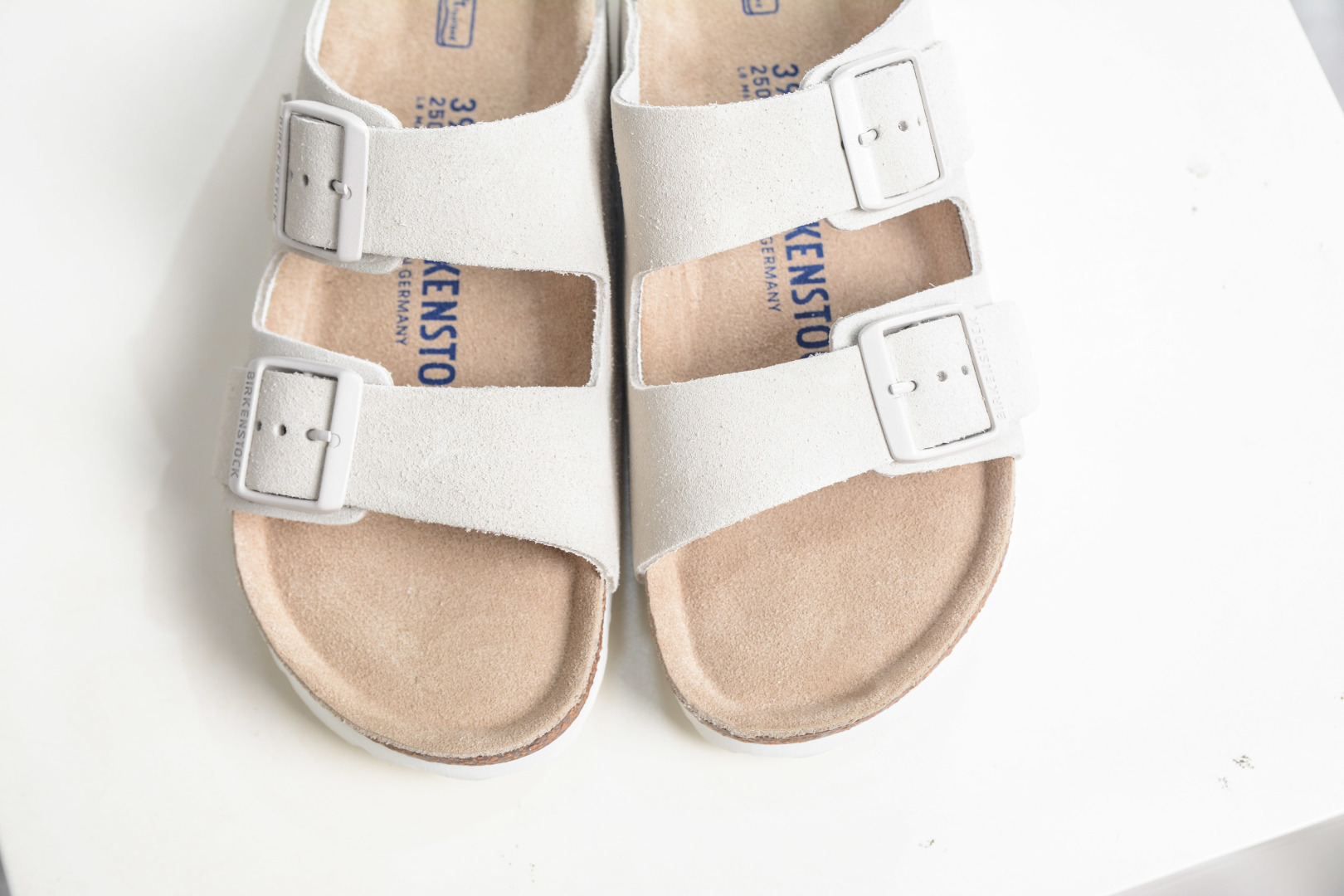 勃肯/博肯 Birkenstock Arizona 双扣拖鞋凉鞋 潮流柔软 舒适 防磨一字拖鞋 0951321 浅棕-Top High Quatity Cheap Sneakers Fashion Clothing Clothes Bags handbags Shoes of all Brand wholesale With The best Quality And Beautiful Price from China Factory Chinese suppliers wholesaler seller 勃肯/博肯 Birkenstock Arizona 双扣拖鞋凉鞋 潮流柔软 舒适 防磨一字拖鞋 0951321 浅棕