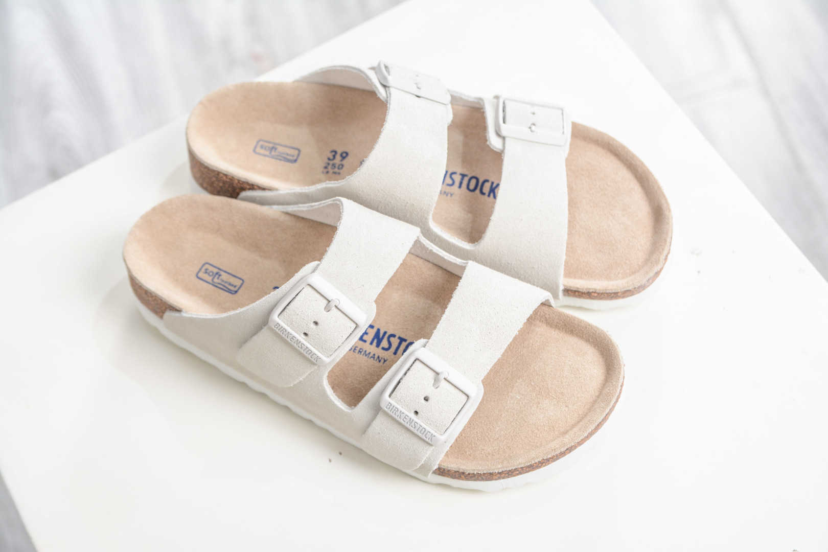勃肯/博肯 Birkenstock Arizona 双扣拖鞋凉鞋 潮流柔软 舒适 防磨一字拖鞋 0951321 浅棕-Top High Quatity Cheap Sneakers Fashion Clothing Clothes Bags handbags Shoes of all Brand wholesale With The best Quality And Beautiful Price from China Factory Chinese suppliers wholesaler seller 勃肯/博肯 Birkenstock Arizona 双扣拖鞋凉鞋 潮流柔软 舒适 防磨一字拖鞋 0951321 浅棕