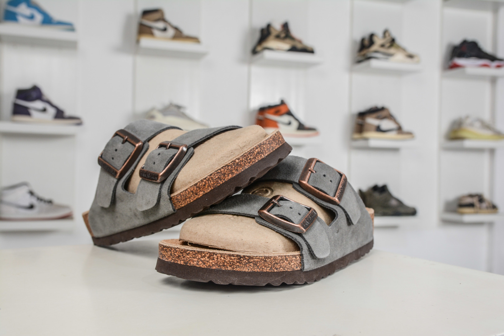 勃肯/博肯 Birkenstock Arizona 双扣拖鞋凉鞋 潮流柔软 舒适 防磨一字拖鞋 0951321 灰色-Top High Quatity Cheap Sneakers Fashion Clothing Clothes Bags handbags Shoes of all Brand wholesale With The best Quality And Beautiful Price from China Factory Chinese suppliers wholesaler seller 勃肯/博肯 Birkenstock Arizona 双扣拖鞋凉鞋 潮流柔软 舒适 防磨一字拖鞋 0951321 灰色