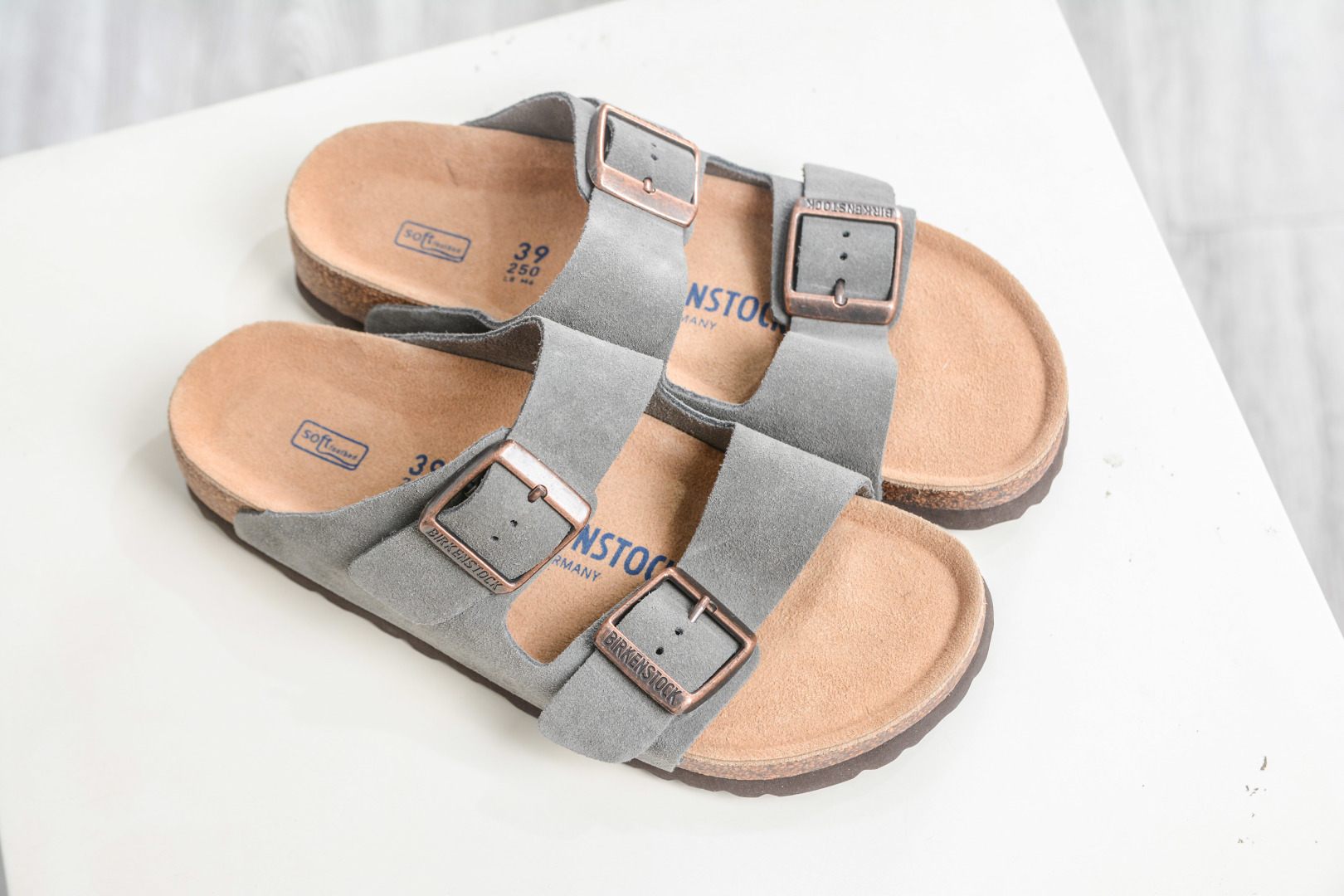 勃肯/博肯 Birkenstock Arizona 双扣拖鞋凉鞋 潮流柔软 舒适 防磨一字拖鞋 0951321 灰色-Top High Quatity Cheap Sneakers Fashion Clothing Clothes Bags handbags Shoes of all Brand wholesale With The best Quality And Beautiful Price from China Factory Chinese suppliers wholesaler seller 勃肯/博肯 Birkenstock Arizona 双扣拖鞋凉鞋 潮流柔软 舒适 防磨一字拖鞋 0951321 灰色