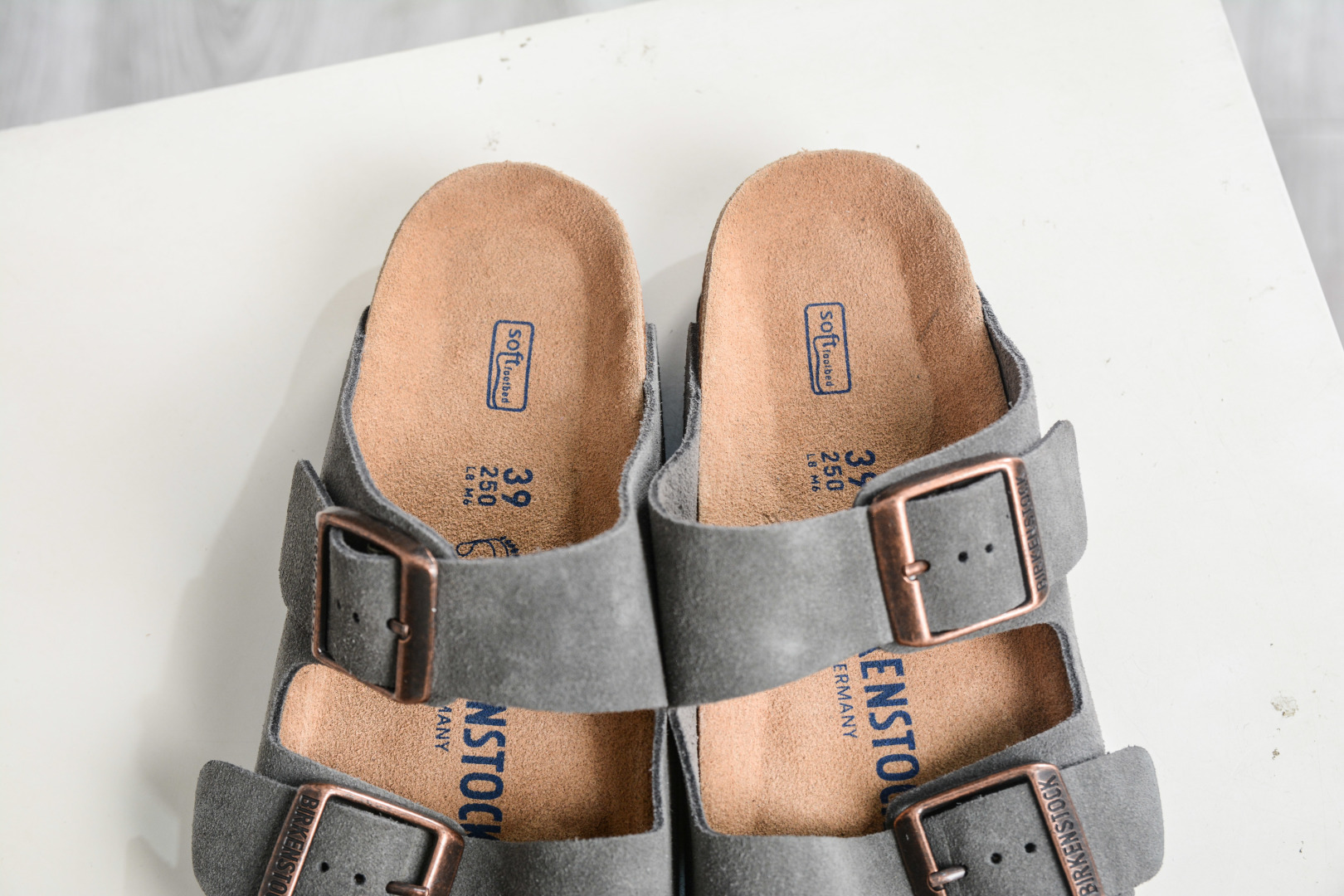 勃肯/博肯 Birkenstock Arizona 双扣拖鞋凉鞋 潮流柔软 舒适 防磨一字拖鞋 0951321 灰色-Top High Quatity Cheap Sneakers Fashion Clothing Clothes Bags handbags Shoes of all Brand wholesale With The best Quality And Beautiful Price from China Factory Chinese suppliers wholesaler seller 勃肯/博肯 Birkenstock Arizona 双扣拖鞋凉鞋 潮流柔软 舒适 防磨一字拖鞋 0951321 灰色