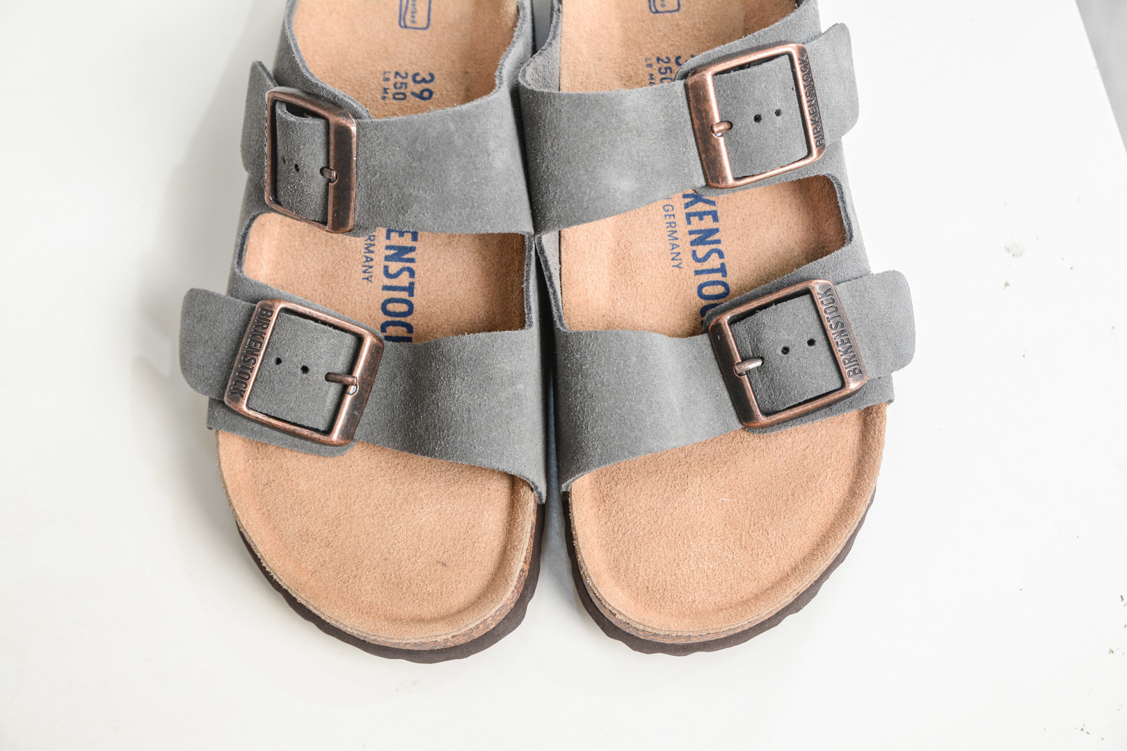 勃肯/博肯 Birkenstock Arizona 双扣拖鞋凉鞋 潮流柔软 舒适 防磨一字拖鞋 0951321 灰色-Top High Quatity Cheap Sneakers Fashion Clothing Clothes Bags handbags Shoes of all Brand wholesale With The best Quality And Beautiful Price from China Factory Chinese suppliers wholesaler seller 勃肯/博肯 Birkenstock Arizona 双扣拖鞋凉鞋 潮流柔软 舒适 防磨一字拖鞋 0951321 灰色