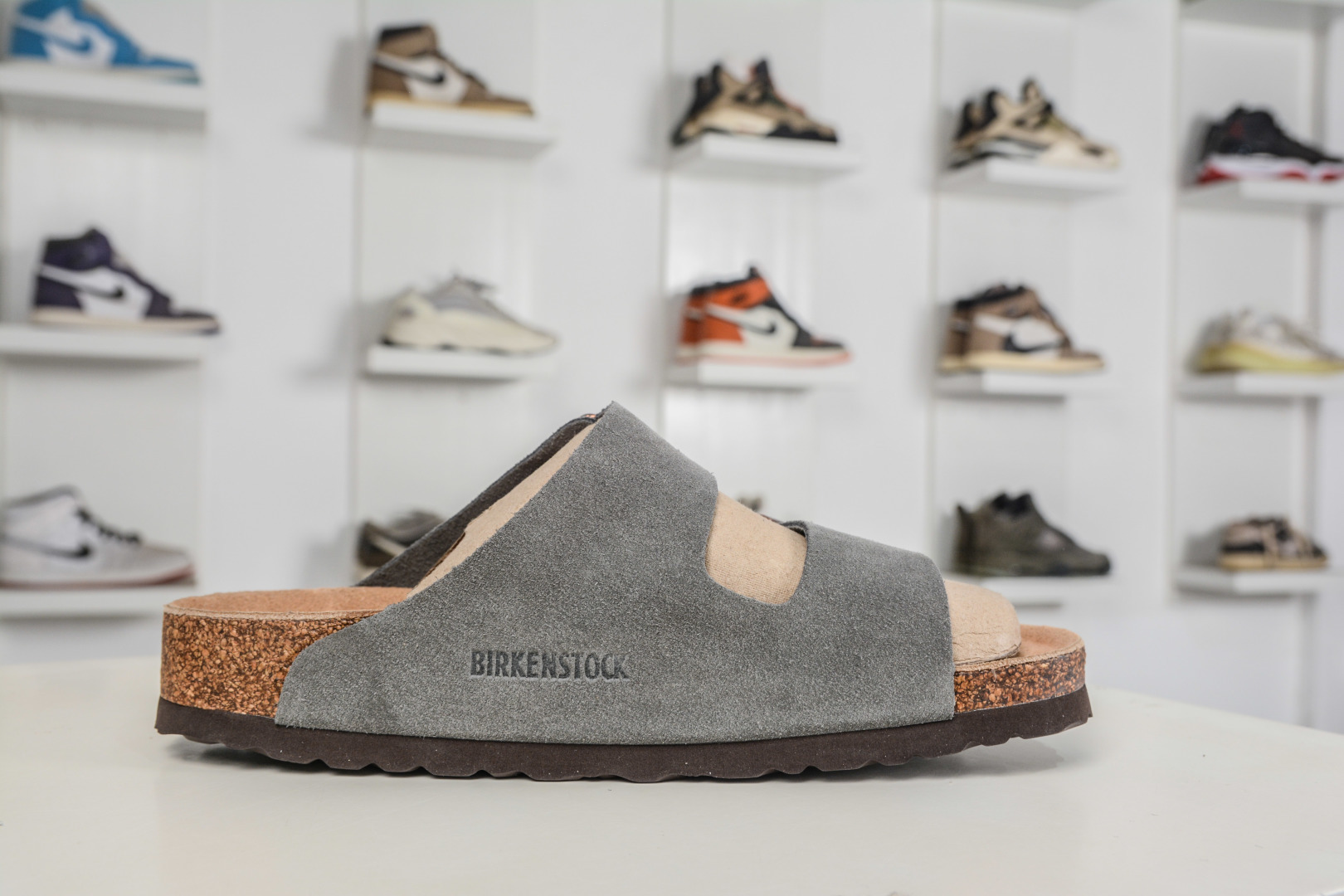 勃肯/博肯 Birkenstock Arizona 双扣拖鞋凉鞋 潮流柔软 舒适 防磨一字拖鞋 0951321 灰色-Top High Quatity Cheap Sneakers Fashion Clothing Clothes Bags handbags Shoes of all Brand wholesale With The best Quality And Beautiful Price from China Factory Chinese suppliers wholesaler seller 勃肯/博肯 Birkenstock Arizona 双扣拖鞋凉鞋 潮流柔软 舒适 防磨一字拖鞋 0951321 灰色