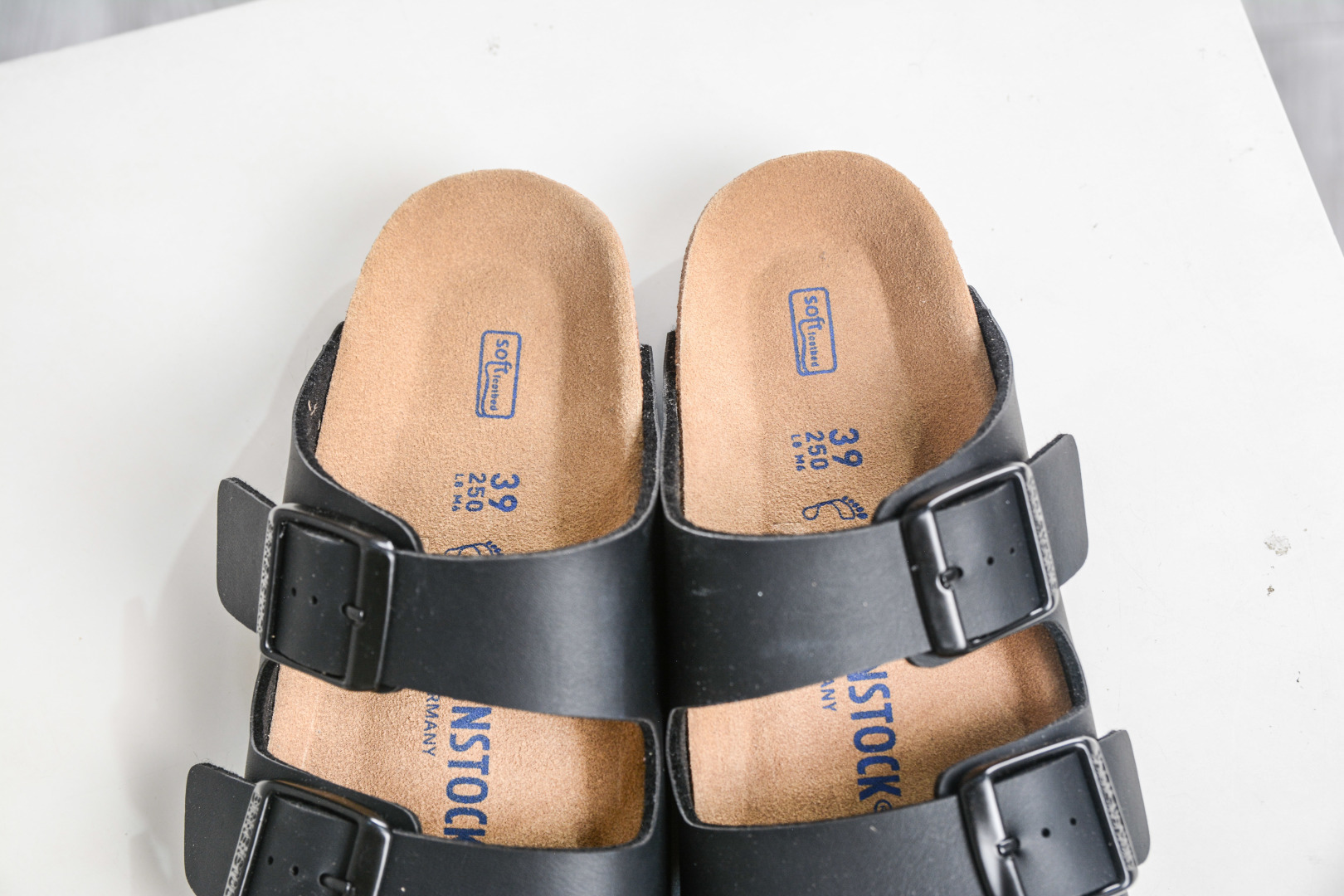 勃肯/博肯 Birkenstock Arizona 双扣拖鞋凉鞋 潮流柔软 舒适 防磨一字拖鞋 0051191 光面皮黑色-Top High Quatity Cheap Sneakers Fashion Clothing Clothes Bags handbags Shoes of all Brand wholesale With The best Quality And Beautiful Price from China Factory Chinese suppliers wholesaler seller 勃肯/博肯 Birkenstock Arizona 双扣拖鞋凉鞋 潮流柔软 舒适 防磨一字拖鞋 0051191 光面皮黑色