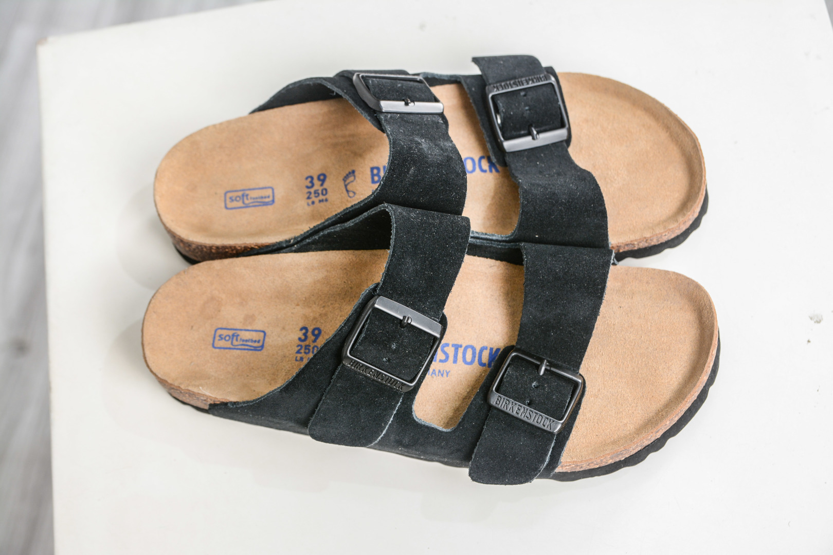 勃肯/博肯 Birkenstock Arizona 双扣拖鞋凉鞋 潮流柔软 舒适 防磨一字拖鞋 00951321 黑-Top High Quatity Cheap Sneakers Fashion Clothing Clothes Bags handbags Shoes of all Brand wholesale With The best Quality And Beautiful Price from China Factory Chinese suppliers wholesaler seller 勃肯/博肯 Birkenstock Arizona 双扣拖鞋凉鞋 潮流柔软 舒适 防磨一字拖鞋 00951321 黑