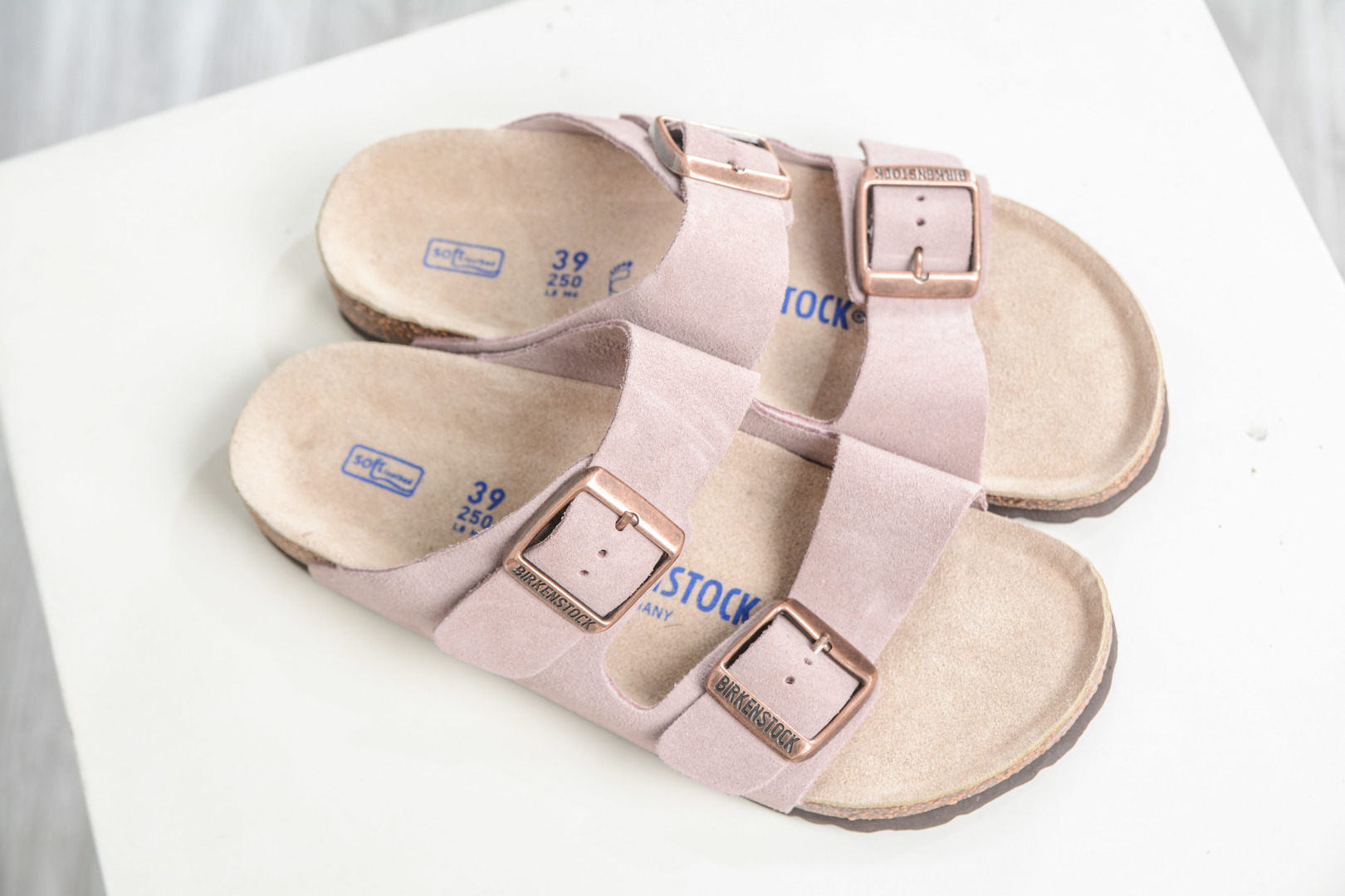 勃肯/博肯 Birkenstock Arizona 双扣拖鞋凉鞋 潮流柔软 舒适 防磨一字拖鞋 00951321 粉-Top High Quatity Cheap Sneakers Fashion Clothing Clothes Bags handbags Shoes of all Brand wholesale With The best Quality And Beautiful Price from China Factory Chinese suppliers wholesaler seller 勃肯/博肯 Birkenstock Arizona 双扣拖鞋凉鞋 潮流柔软 舒适 防磨一字拖鞋 00951321 粉
