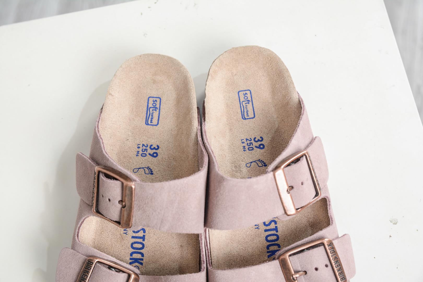 勃肯/博肯 Birkenstock Arizona 双扣拖鞋凉鞋 潮流柔软 舒适 防磨一字拖鞋 00951321 粉-Top High Quatity Cheap Sneakers Fashion Clothing Clothes Bags handbags Shoes of all Brand wholesale With The best Quality And Beautiful Price from China Factory Chinese suppliers wholesaler seller 勃肯/博肯 Birkenstock Arizona 双扣拖鞋凉鞋 潮流柔软 舒适 防磨一字拖鞋 00951321 粉