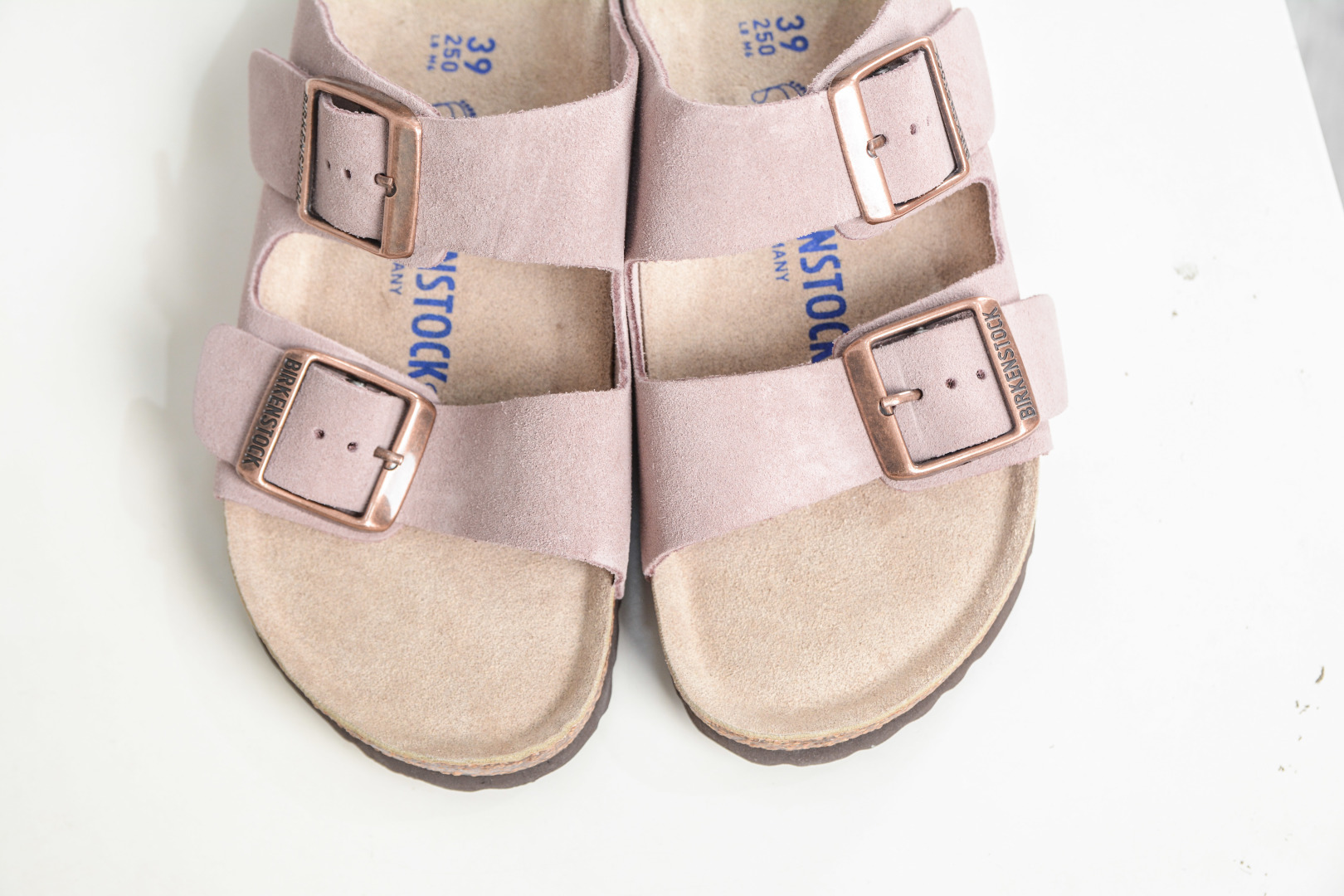 勃肯/博肯 Birkenstock Arizona 双扣拖鞋凉鞋 潮流柔软 舒适 防磨一字拖鞋 00951321 粉-Top High Quatity Cheap Sneakers Fashion Clothing Clothes Bags handbags Shoes of all Brand wholesale With The best Quality And Beautiful Price from China Factory Chinese suppliers wholesaler seller 勃肯/博肯 Birkenstock Arizona 双扣拖鞋凉鞋 潮流柔软 舒适 防磨一字拖鞋 00951321 粉