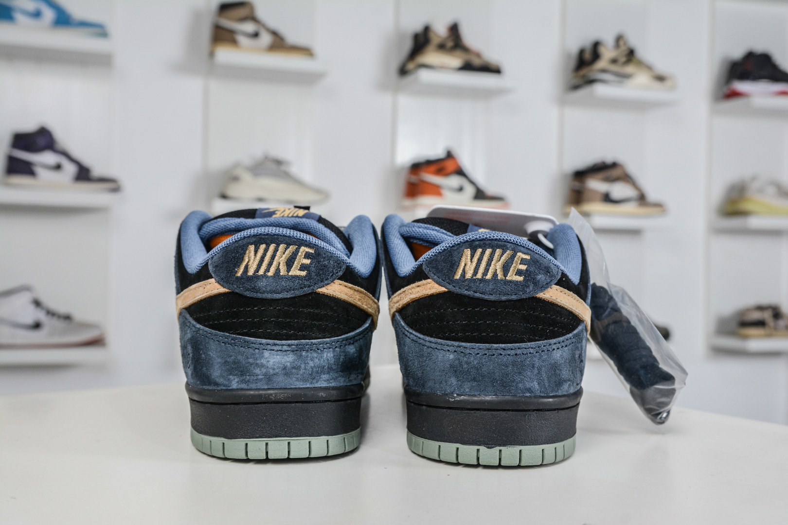 Nike Dunk SB ”Smile” 绒面革 美式复古 HF3063-002-Top High Quatity Cheap Sneakers Fashion Clothing Clothes Bags handbags Shoes of all Brand wholesale With The best Quality And Beautiful Price from China Factory Chinese suppliers wholesaler seller Nike Dunk SB ”Smile” 绒面革 美式复古 HF3063-002