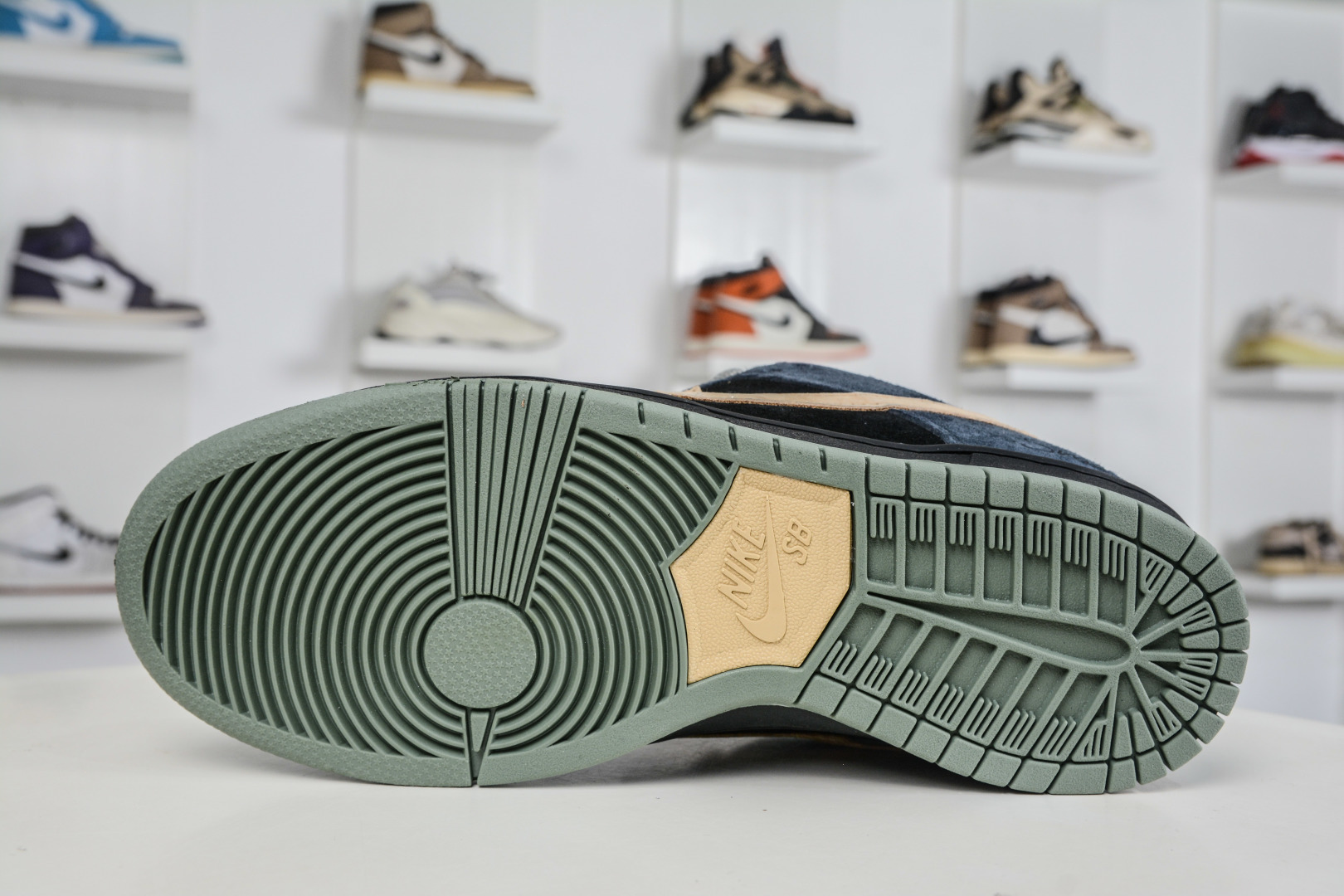 Nike Dunk SB ”Smile” 绒面革 美式复古 HF3063-002-Top High Quatity Cheap Sneakers Fashion Clothing Clothes Bags handbags Shoes of all Brand wholesale With The best Quality And Beautiful Price from China Factory Chinese suppliers wholesaler seller Nike Dunk SB ”Smile” 绒面革 美式复古 HF3063-002