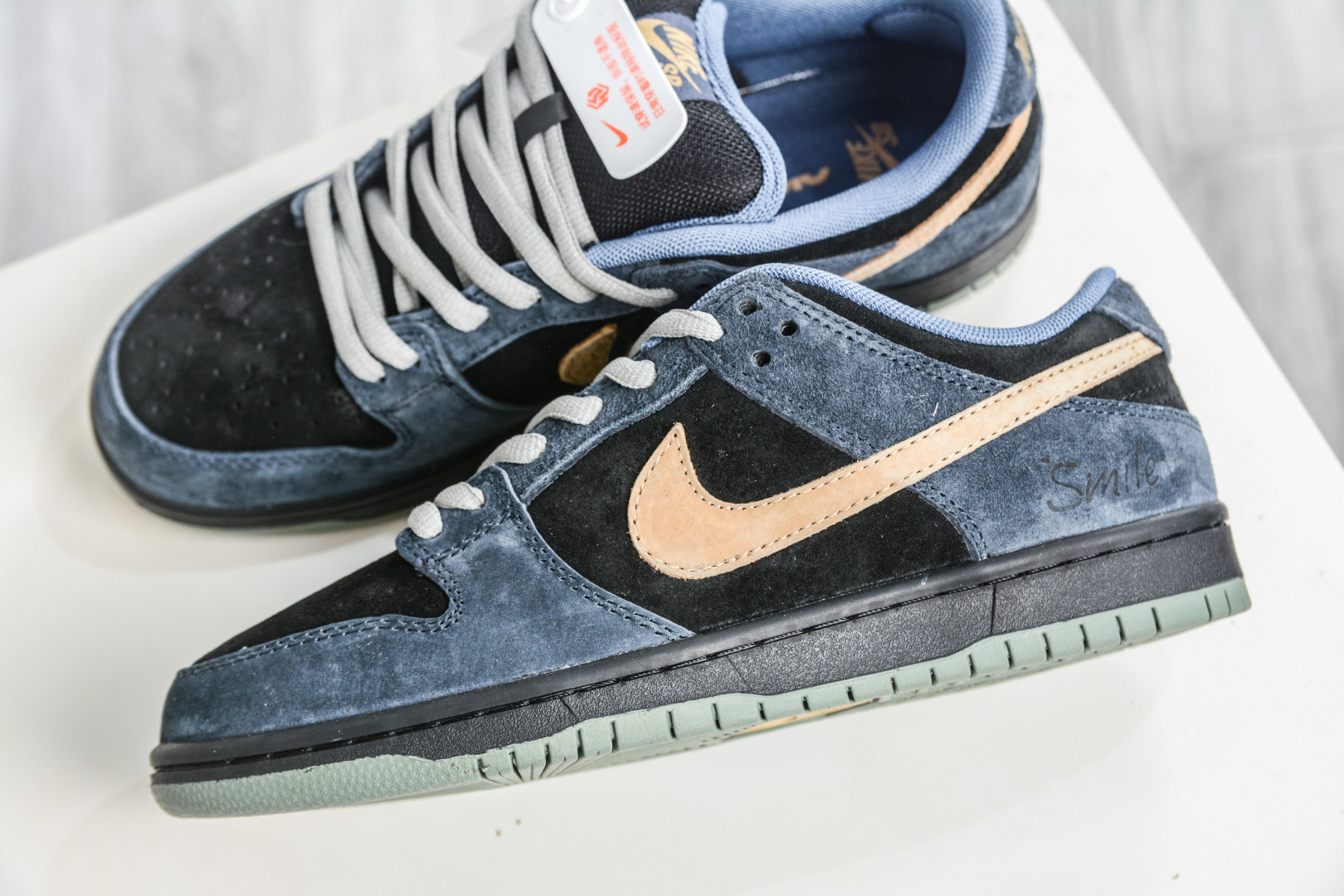 Nike Dunk SB ”Smile” 绒面革 美式复古 HF3063-002-Top High Quatity Cheap Sneakers Fashion Clothing Clothes Bags handbags Shoes of all Brand wholesale With The best Quality And Beautiful Price from China Factory Chinese suppliers wholesaler seller Nike Dunk SB ”Smile” 绒面革 美式复古 HF3063-002