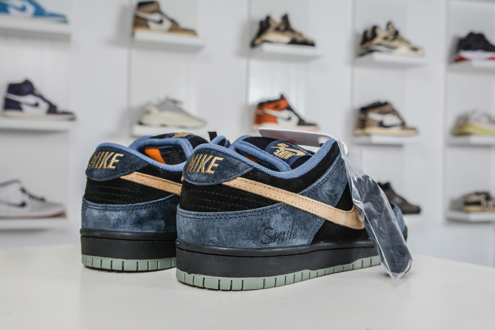 Nike Dunk SB ”Smile” 绒面革 美式复古 HF3063-002-Top High Quatity Cheap Sneakers Fashion Clothing Clothes Bags handbags Shoes of all Brand wholesale With The best Quality And Beautiful Price from China Factory Chinese suppliers wholesaler seller Nike Dunk SB ”Smile” 绒面革 美式复古 HF3063-002