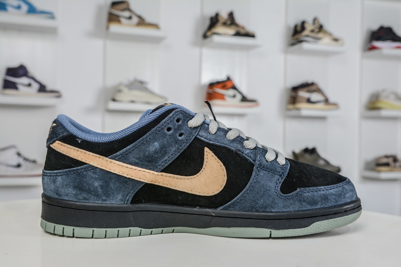Nike Dunk SB ”Smile” 绒面革 美式复古 HF3063-002-Top High Quatity Cheap Sneakers Fashion Clothing Clothes Bags handbags Shoes of all Brand wholesale With The best Quality And Beautiful Price from China Factory Chinese suppliers wholesaler seller Nike Dunk SB ”Smile” 绒面革 美式复古 HF3063-002