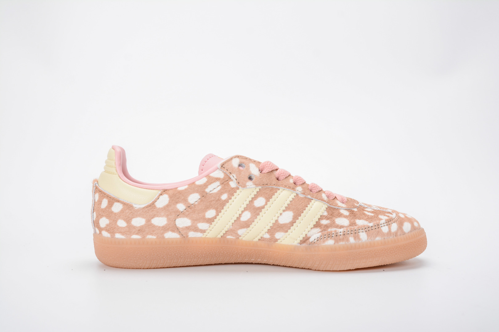 This classic Superstar shoe continues the 50-year-old shell-toe style 3