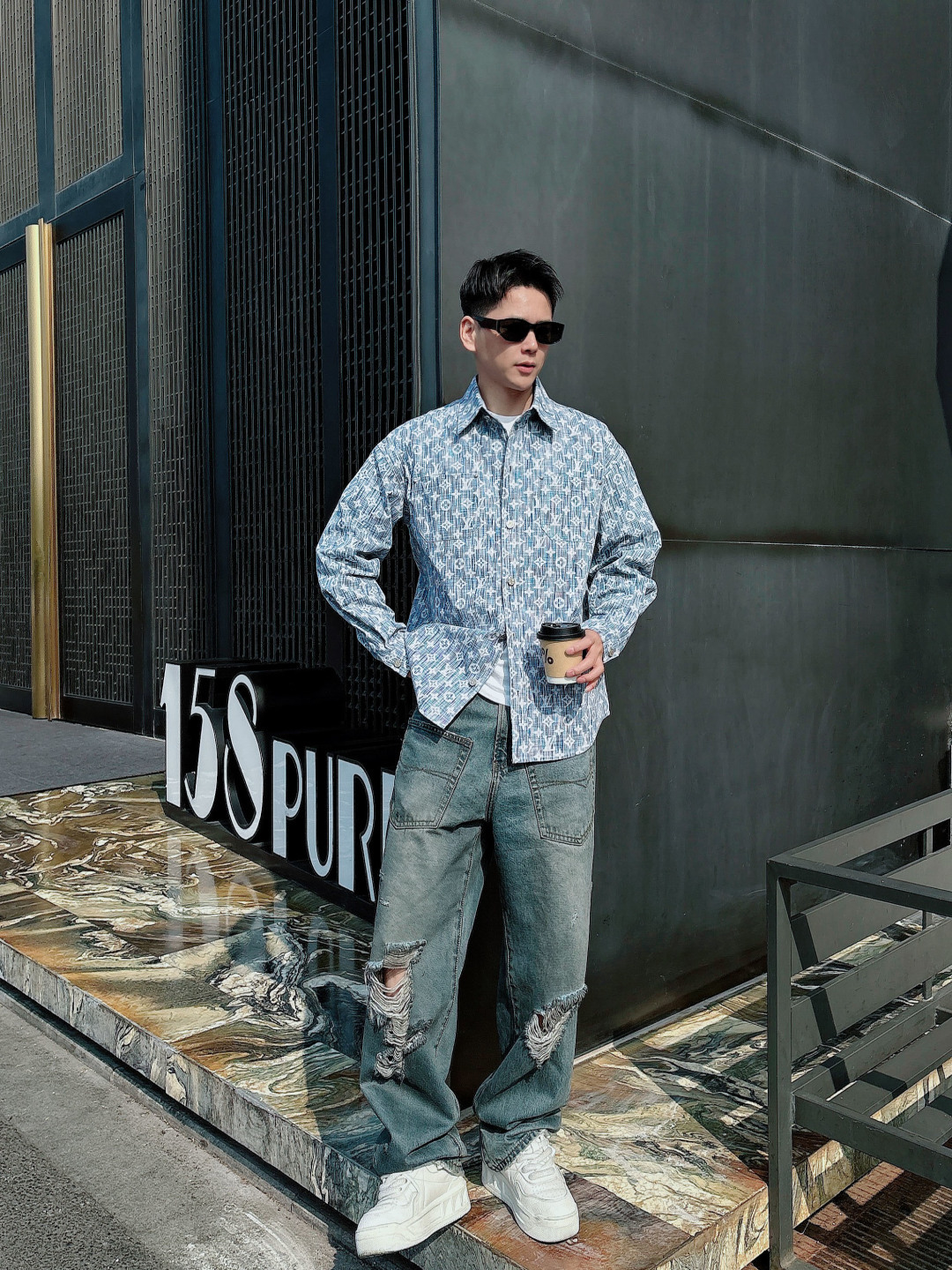 NO:121931,The new version of the 25-early autumn new model is available. The latest LV jacquard washing denim shirt jacket, the temperament lapel casual style looks good on the outside and inside!  Custom fabrics The upper body is casual and fashionable!  Original opening film customization perfect workmanship quality depends on details. Same model for men and women. S- XL,,louis vuitton,jackets & coats,shirts,alexander wang19860909高版本 25早秋新款上新 LV最新提花水洗牛仔衬衫外套,气质翻领休闲版型外搭内搭都好看！定制面料 上身随性又时髦！原版开膜定制完美做工品质看细节 男女同款 码数S- XL,,louis vuitton,jackets & coats,shirts,alexander wang,Men's clothing