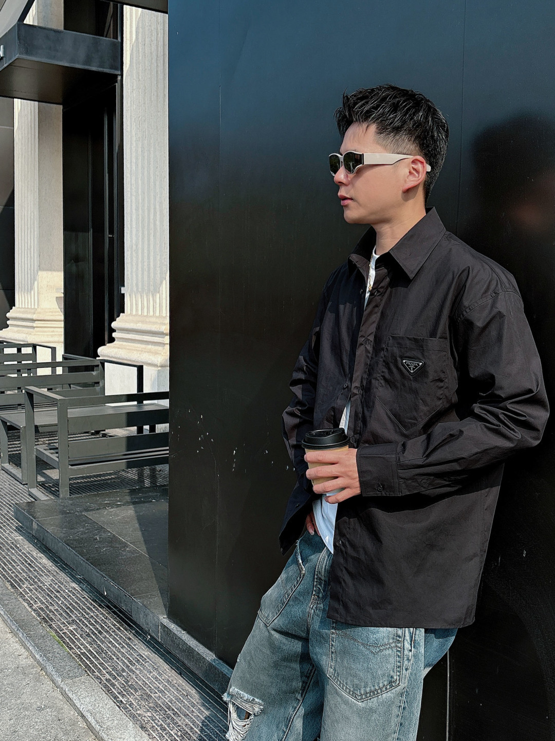 NO:121934,High-version, micro-loose Pra25ss pocket triangle long-sleeved shirt, originally purchased 9,900 yuan, this model is made of Germany's latest buried clamping mechanism, double-sided access control high-quantitle slam method, pocket positioning and tailoring. Original custom steel standard, blunt steel material customization, laser engraving. The three-standard auxiliary materials are equipped simultaneously. The workmanship is guaranteed, the needle distance is fine, the wiring is neat, and the brand factory assembly line is produced, the same model for men and women!  Color black/white Size S M L XL,,prada,shirts,alexander wang19860909高版本 微宽松 Pra25ss口袋三角标长袖衬衫 原9,900购入,该款采用德国最新埋夹机制做而成,双边门禁高分位坎法,口袋定位剪裁.原版定制钢标,钝钢材料定制,激光刻字.三标辅料同步配齐.做工保证、针距细密、走线整齐,品牌工厂流水线生产,男女同款！ 颜色黑色/白色 尺码S M L XL,,prada,shirts,alexander wang,Men's clothing