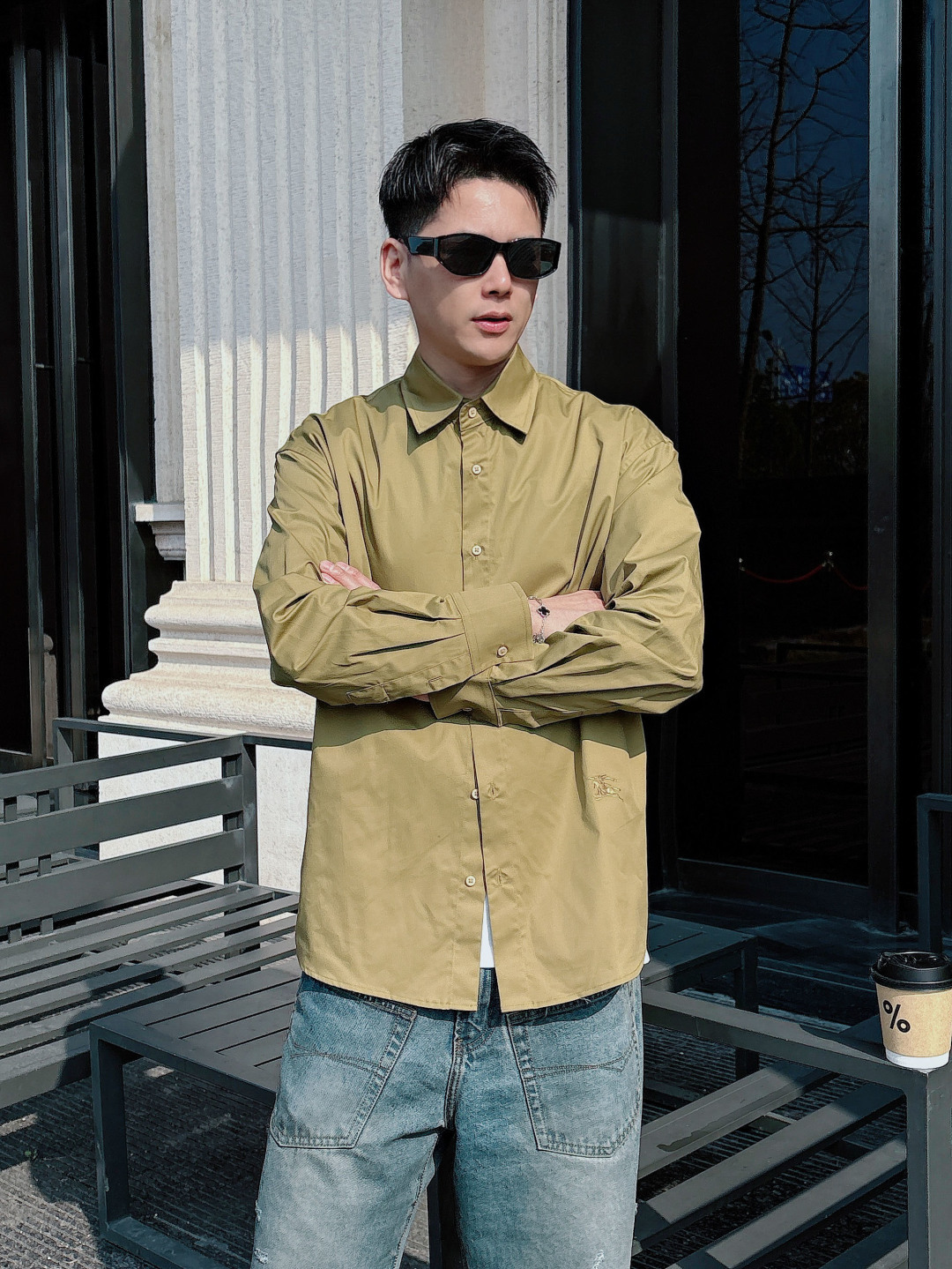 NO:121937,High-version, micro-loose Burberry casual long-sleeved shirt, trading company channel goods, pure blood, new products in early autumn in 25 years, high-end Thai OEM, classic evergreen ace product!  A shirt that is very consistent with the aesthetic tone of the B family, the styling design perfectly follows the essence of the B family. It has a rich British style, and the hem is infused with the iconic war horse embroidery body, which is quite recognizable and identifiable!  The details are exquisite and sophisticated, with strict stitching, first-class tailoring, and every inch is just right. The lines are smooth and clean, and the invincible versatile type is both solemn and harmonious. It is both business and leisure, and can run through multiple seasons. It is very compatible with the bottoms. It is a basic item that is essential for men's wardrobe!  Size S- XL, burberry,shirts,alexander wang19860909高版本 微宽松 巴宝莉休闲长袖衬衫,贸易公司渠道货,纯正血统,25年早秋新品,高端泰国代工出品,经典常青王牌产物！ 极符合B家族美学基调的一款衬衫,造型设计完美沿袭了B家的精髓.具有浓郁的英伦风格,下摆注入标志性战马刺绣体,颇具辨识度且标榜了身份！ 细节工艺精致考究,严丝合缝,剪裁一流,每一寸都拿捏的恰到好处,线条感流畅干净,无敌的百搭类型,亦庄亦谐,商务与休闲兼备,可以贯穿多个季节,与下装兼容空间极高,男人衣橱必备的基础单品！尺码S- XL,,burberry,shirts,alexander wang,Men's clothing