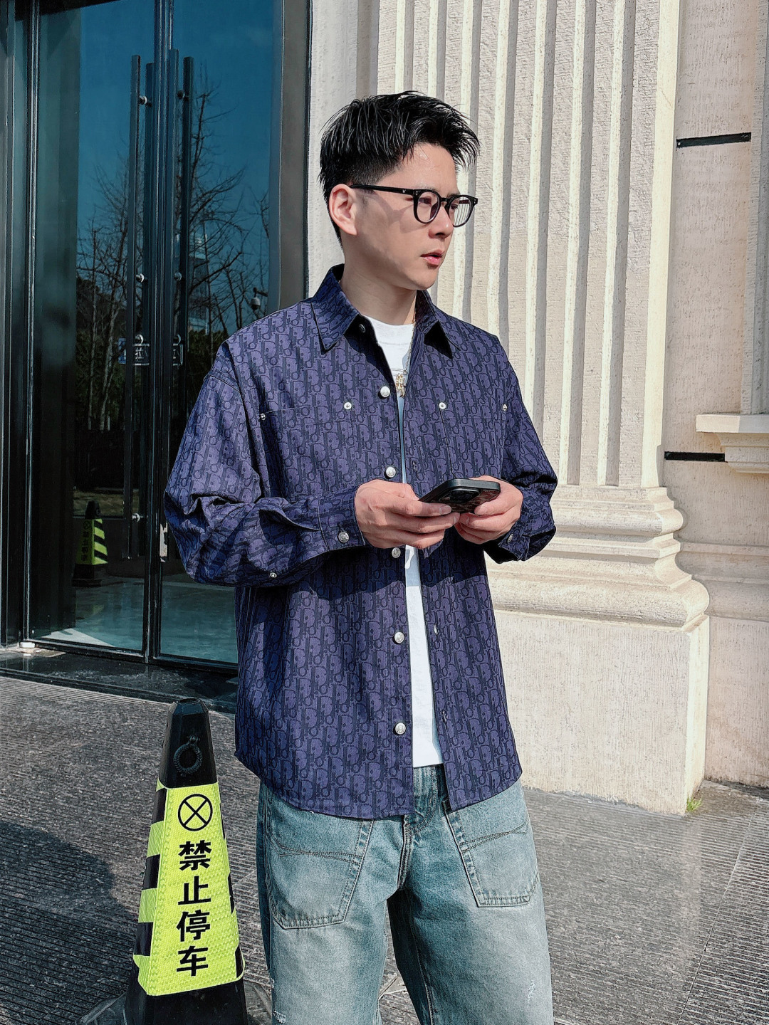 NO:121940,High-version dior/Dio home CD 25 full of dark patterns presbyterian LOGO jacquard long-sleeved shirt denim jacket navy blue jacquard letter lapel cd classic logo design, cotton denim, custom high-quality hardware, same style for men and women three colors black blue and white size S-XL, dior,dior, jackets & coats, jackets & coats,shirts,alexander wang19860909高版本dior/迪奥家 CD 25满身暗纹老花LOGO提花长袖衬衫牛仔外套夹克 海军蓝色提花字母翻领cd经典标志设计,棉质牛仔布,定制高品质五金,男女同款 三色齐发黑蓝白尺码S-XL,,dior,dior,jackets & coats,jackets & coats,shirts,alexander wang,Men's clothing