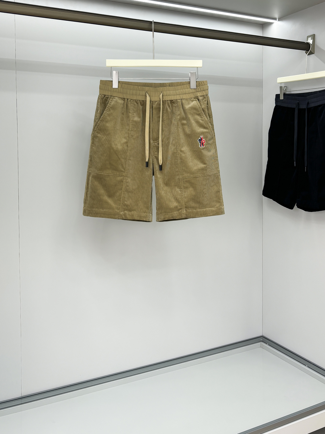 NO:162563,2025/Hot-selling original custom M O home Pit strip washing corduroy patch flat waist casual shorts are made of imported fabrics, ordered and dyed, and the upper body is full of high-end feeling. This fabric is very comfortable to wear, and it will not have a hard feeling. The pattern will be very delicate. It is a very good fabric. The upper body effect is satisfactory. Of course, the cost is relatively higher. After all, the materials used for the fabric are different. - Combine the texture and the actual wear. The cloth surface is soft and the feel is very smooth, making it a favorite choice for everyone. Three colors are available. Number of codes M-3XL, shorts, alexander wang198609092025/爆款现货 原版订制M O家 坑条洗水灯芯绒贴布平腰休闲短裤 采用进口面料,订染色,上身满满的高级感,这种面料穿起来非常舒适,不会有硬邦邦的感觉,而且纹路会非常细腻,是非常好的面料,上身效果令人感到满意 当然成本相对来说也比较高一些,毕竟面料所选用的材质是不一样,-将质感与实穿结合 布面光泽柔和,手感也非常细滑,成为众人最爱的选择 三色可选 码数M-3XL,,shorts,alexander wang,Men's clothing