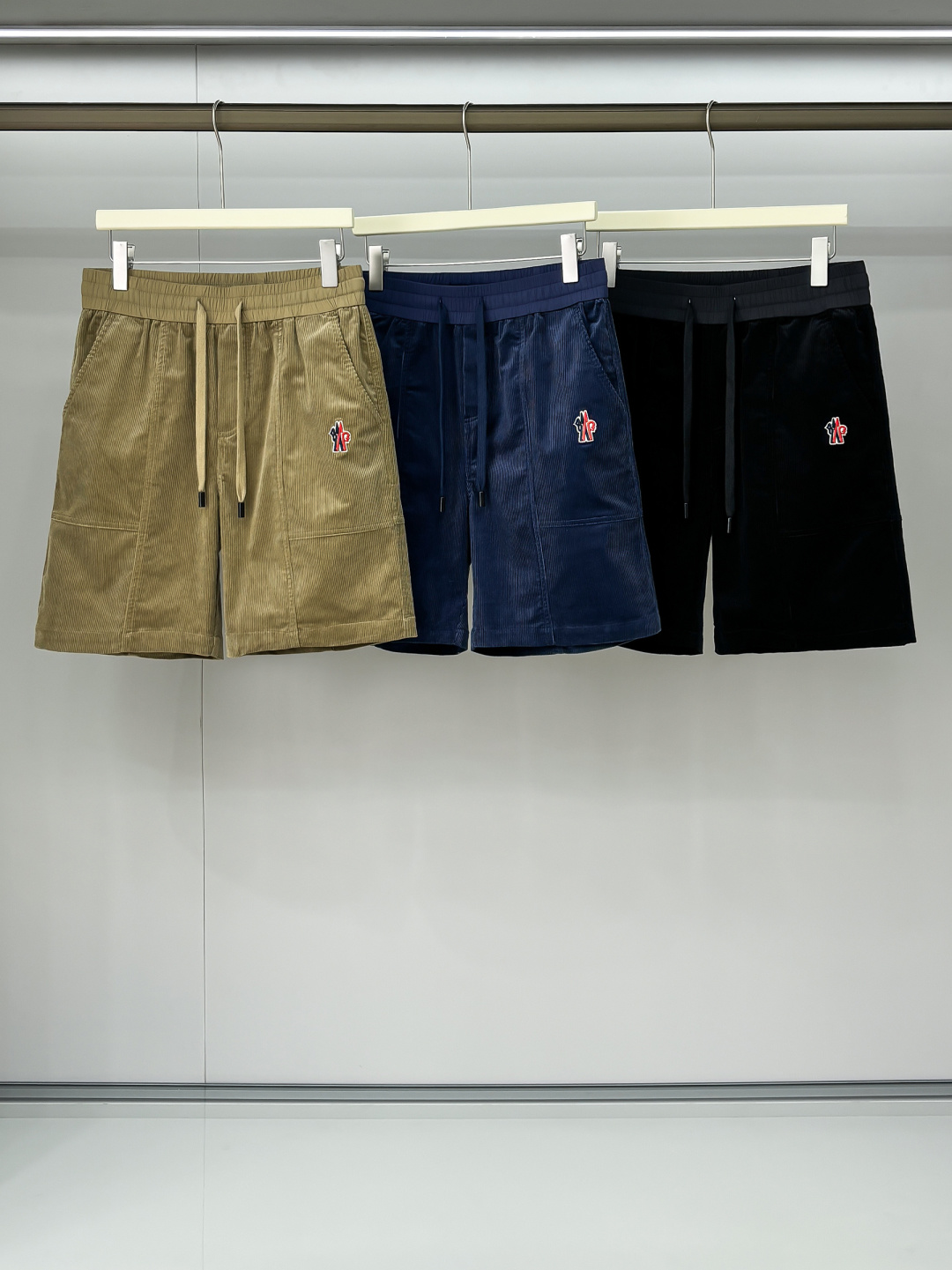 NO:162566,Photo details 2025/Hot-selling original custom M O home Pit strip washing corduroy patch flat waist casual shorts are made of imported fabrics, ordered and dyed, and the upper body is full of high-end feeling. This fabric is very comfortable to wear, and will not have a hard feeling. The pattern will be very delicate. It is a very good fabric. The upper body effect is satisfactory. Of course, the cost is relatively higher. After all, the materials used for the fabric are different. - Combine the texture with the actual wear. The cloth surface is soft and the feel is very smooth, making it a favorite choice for everyone. Three colors are available. Number of codes M-3XL, shorts, alexander wang19860909合照细节 2025/爆款现货 原版订制M O家 坑条洗水灯芯绒贴布平腰休闲短裤 采用进口面料,订染色,上身满满的高级感,这种面料穿起来非常舒适,不会有硬邦邦的感觉,而且纹路会非常细腻,是非常好的面料,上身效果令人感到满意 当然成本相对来说也比较高一些,毕竟面料所选用的材质是不一样,-将质感与实穿结合 布面光泽柔和,手感也非常细滑,成为众人最爱的选择 三色可选 码数M-3XL,,shorts,alexander wang,Men's clothing