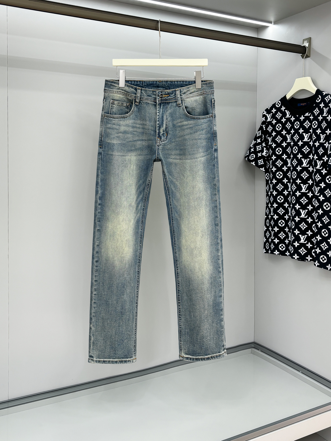 NO:549048,CD25SS spring and summer new style fashionable retro washing nostalgic jeans, men's back waist presbyterian nameplate decoration straight slim casual jeans!  Trading companies have sparse channels and are on sale on the leading official website!  Predictable single items, a pair of jeans dominated by fabrics and craftsmanship, abandons the previous style and tone and takes the minimalist route. They are very pure and neat and clean, and the level of control in terms of dressing is not limited. They can be business or casual and fashionable, both solemn and harmonious, and have a full aura!  Selected high-end imported denim fabrics for customers, specially selected Japanese Okayama pure 13oz ounce denim fabric, heavy environmentally friendly plant enzyme washing process, the texture has a light retro color, which is quite beautiful. The fabric is soft and delicate after washing, but has a strong bones and a little elastic, providing an excellent comfort experience. There is no damage to any craft elements throughout the body, retaining the purest tannin color!  It perfectly follows the elements of the new season. The latest waist leather mark highlights the brand characteristics. Combined with elegant brand elements, it highlights the quality of details. It is equipped with the iconic buttons of the season, which adds a lot of visual points. It is fashionable and modern, and is very exquisite. It highlights the brand identity in the details and strongly reflects the overall luxury and high-end feeling!  The style is perfectly tailored, and the hip lifting effect is excellent. It can easily sweep any top matching in the wardrobe. It has extensive compatibility and is satisfied with various daily outfits. It has a lot of upper body styles and must-have trousers for quality control and denim control!  Size 29-38 (no 35) Size 29 waist circumference 76cm - hip circumference 90cm - front 26cm - thigh circumference 55cm - trouser length 99cm - trouser legs 33cm 30 waist circumference 78cm - hip circumference 94cm - front 26cm - thigh circumference 56cm - trouser length 100cm - trouser legs 34cm 31 waist circumference 81cm - hip circumference 97cm - front 27cm - thigh circumference 57cm - trouser legs 100cm - trouser legs 35cm 32 waist circumference 84cm - hip circumference 100cm - front 27cm - thigh circumference 58cm - trouser legs 100cm  33 size waist circumference 87cm-Hip circumference 103cm-front 28cm-thigh circumference 60cm-trouser length 100cm-trouser legs 37cm 34 size waist circumference 90cm-hip circumference 106cm-front 28cm-thigh circumference 62cm-trouser length 101cm-trouser legs 38cm 36 size waist circumference 93cm-hip circumference 109cm-front 29cm-thigh circumference 64cm-trouser length 101cm-trouser legs 39cm 38 size waist circumference 96cm-thigh circumference 112cm-front 29cm-thigh circumference 66cm-trouser length 101cm-trouser legs 39cm Size recommendation (standard version) Height 174-140 catties, try on size 31 suitable!  A boy can choose 29 digits within 128 catties, 30 digits for 128-136 catties, 31 digits for 136-144 catties, 32 digits for 144-152 catties, 33 digits for 152-160 catties, 34 digits for 160-168 catties, 36 digits for 168-178 catties, and 38 digits for 178-188 catties!  , jeans,alexander wang19860909CD25SS春夏新款时尚复古水洗怀旧牛仔裤,男士后腰老花铭牌装饰直筒显瘦休闲牛仔长裤！贸易公司渠道稀出,领先官网发售！可预测性的爆卖单品,以面料和工艺为主导的一款牛仔裤,摒弃了以往的风格与基调,走了极简的路线,非常纯粹且利落干净,穿搭性方面驾驭层次不受局限,即可商务也可休闲时髦,亦庄亦谐,自带满格气场！ 精选客供高级进口的丹宁牛仔面料,特选日本冈山纯正13oz 盎司牛仔布料,重磅环保植物酵素水洗工艺,肌理有着淡淡的复古色彩,相当漂亮,面料经过水洗后柔软细腻,但筋骨感极强,且略带弹力,提供了绝佳的舒适体验,通身无任何工艺元素破坏,保留了最纯粹的丹宁本色！完美沿袭了新一季的元素,最新的腰部皮标彰显了品牌特质,结合优雅的品牌元素,凸显了细节之品质感,搭载当季标志性纽扣,视觉方面加分不少,时髦而摩登,非常精湛,于细节之处即彰显了品牌身份又强烈体现出整体的奢华与高级感！版型剪裁完美,提臀修身效果绝佳,可轻松横扫衣橱任何的上装搭配,兼容性广泛,满足于日常各种穿搭,上身型款十足,于品质控及牛仔迷控者必入型裤装！尺码29-38（无35）  29码腰围76cm-臀围90cm-前档26cm-大腿围55cm-裤长99cm-裤脚33cm 30码腰围78cm-臀围94cm-前档26cm-大腿围56cm-裤长100cm-裤脚34cm 31码腰围81cm-臀围97cm-前档27cm-大腿围57cm-裤长100cm-裤脚35cm 32码腰围84cm-臀围100cm-前档27cm-大腿围58cm-裤长100cm-裤脚36cm 33码腰围87cm-臀围103cm-前档28cm-大腿围60cm-裤长100cm-裤脚37cm 34码腰围90cm-臀围106cm-前档28cm-大腿围62cm-裤长101cm-裤脚38cm 36码腰围93cm-臀围109cm-前档29cm-大腿围64cm-裤长101cm-裤脚39cm 38码腰围96cm-臀围112cm-前档29cm-大腿围66cm-裤长101cm-裤脚39cm 尺码推荐（标准版型） 身高174-140斤,试穿31码合适！ 男生体重128斤以内选择29码,128-136斤选择30码,136-144斤选择31码,144-152斤选择32码,152-160斤选择33码,160-168斤选择34码,168-178斤选择36码,178-188斤选择38码！,,jeans,alexander wang,Men's clothing