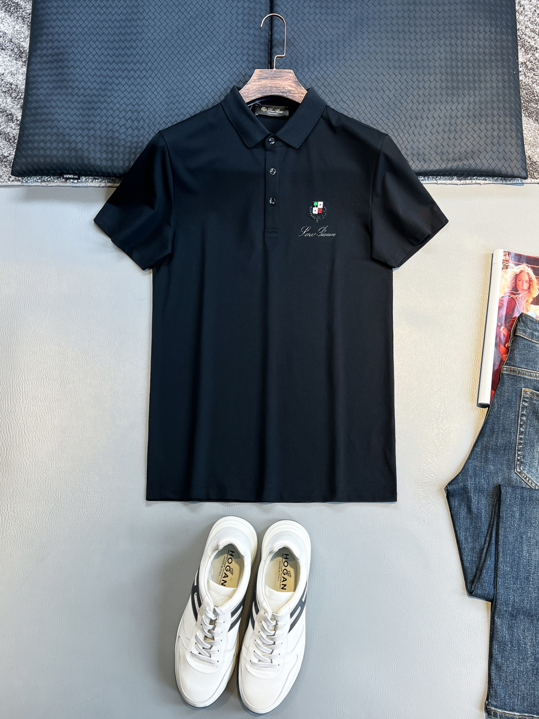 NO:476670,LSS spring and summer new mesh mercerized cotton base lapel short Tee, classic badge offset printing pattern business casual short-sleeved Polo shirt!  Trading companies have sparse channels and are on sale on the leading official website!  LP home new Polo shirt, with its unique design and excellent quality, has become a popular item in the fashion industry!  This Polo shirt uses customized mesh mercerated cotton fabric, which feels thin and silky, giving you an unparalleled wearing experience!  Its excellent breathable and sweating performance allows you to feel a comfortable and non-soft feeling in the hot summer!  The classic badge logo on the chest is made of three-dimensional hot-pressing and offset printing technology. The pattern is eye-catching and unique, not only highlighting the brand's luxury identity, but also adding a unique charm to your outfit!  The basic straight-tube style of this Polo shirt is smooth and standard, and it can show you confidence and elegance in both business occasions and casual times!  Black/white, two colors into it!  Size 48-56 Size 48 shoulder width 43cm-bust 98cm-length 68cm Size 50 shoulder width 44cm-bust 102cm-length 70cm Size 52 shoulder width 45cm-bust 106cm-length 72cm Size 54 shoulder width 46cm-bust 110cm-length 74cm Size 56 shoulder width 47cm-bust 114cm-length 76cm Size recommended (standard version) Height 174-140 catties, try on size 52 suitable!  A boy can choose 48 digits within 126 catties, 50 digits for 126-138 catties, 52 digits for 138-150 catties, 54 digits for 150-163 catties, and 56 digits for 163-176 catties!  ,loro piana,T-shirt,alexander wang19860909LSS春夏新款网眼丝光棉布基础翻领短Tee,男女同款经典徽章胶印图案商务休闲短袖Polo衫！贸易公司渠道稀出,领先官网发售！LP家新款Polo衫,以其独特的设计和卓越的品质,成为了时尚界的一款热门单品！ 这款Polo衫选用了客供定制的网眼丝光棉布面料,手感轻薄且丝滑,带给您无与伦比的穿着体验！其绝佳的透气排汗性能,让您在炎炎夏日也能感受到舒爽无闷热的感觉！胸前的经典徽章标识,采用了立体热压胶印技术打造,图案醒目而独特,不仅凸显出品牌高奢的身份,更为您的穿搭增添了一份独特的魅力！这款Polo衫的基础直筒版型,裁剪流畅且标准,无论是商务场合还是休闲时光,都能让您展现出自信和优雅的气质！黑色/白色,两色入！尺码48-56 48码肩宽43cm-胸围98cm-衣长68cm  50码肩宽44cm-胸围102cm-衣长70cm  52码肩宽45cm-胸围106cm-衣长72cm  54码肩宽46cm-胸围110cm-衣长74cm  56码肩宽47cm-胸围114cm-衣长76cm 尺码推荐（标准版型） 身高174-140斤,试穿52码合适！ 男生体重126斤以内选择48码,126-138斤选择50码,138-150斤选择52码,150-163斤选择54码,163-176斤选择56码！,,loro piana,T-shirt,alexander wang,Men's clothing